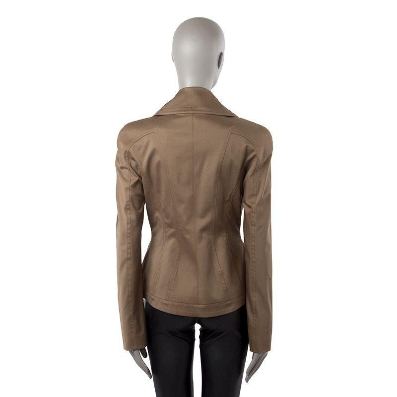Tom Ford wide-collar blazer in olive cotton (97%) and elastodiene (3%). With two welt pockets on the sides. Closes with hidden snaps. Lined in olive silk (91%) and lyocell (9%). Has been worn and is in excellent condition. Matching skirt available