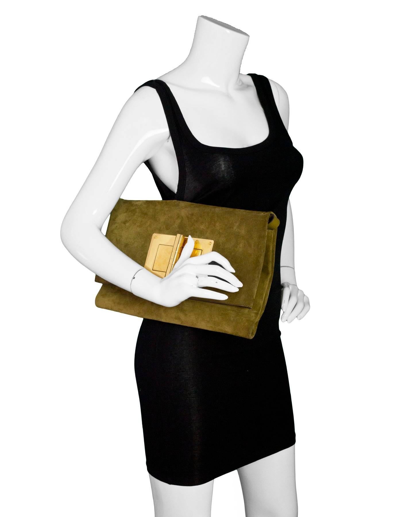 Tom Ford Olive Suede Natalia Turnlock Soft Clutch/Shoulder Bag

Can be worn as clutch or shoulder bag

Made In: Italy
Color: Olive green
Hardware: Goldtone
Materials: Suede, metal
Lining: Brown textile
Closure/Opening: Flap top with large twist