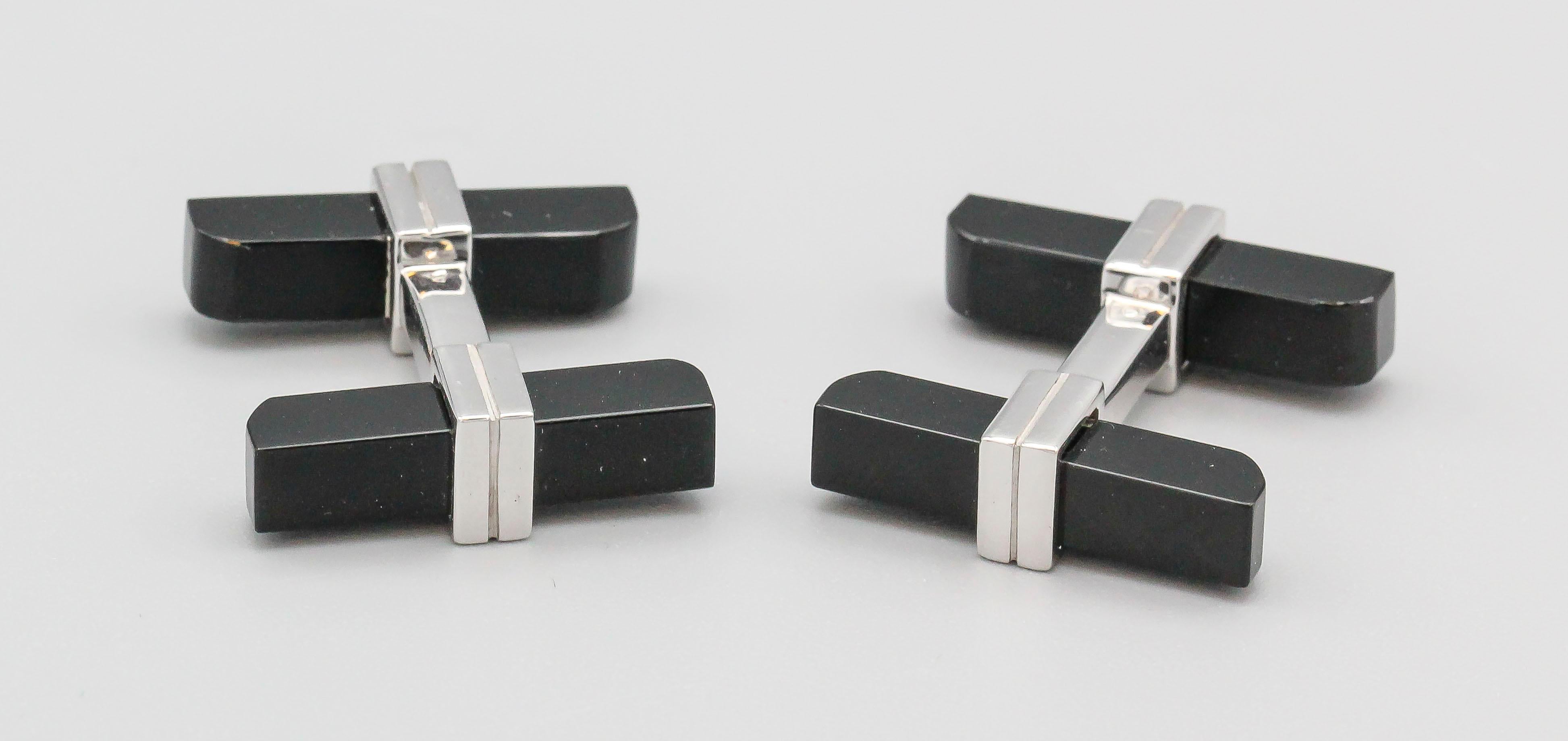 Fine paire de boutons de manchette en onyx et or blanc 18 carats par Tom Ford. Conçus comme des boutons de manchette de bar, l'insert de bar en onyx s'enlève pour faciliter l'installation.

Poinçons : Tom Ford, Italie, ID du fabricant italien, 750.