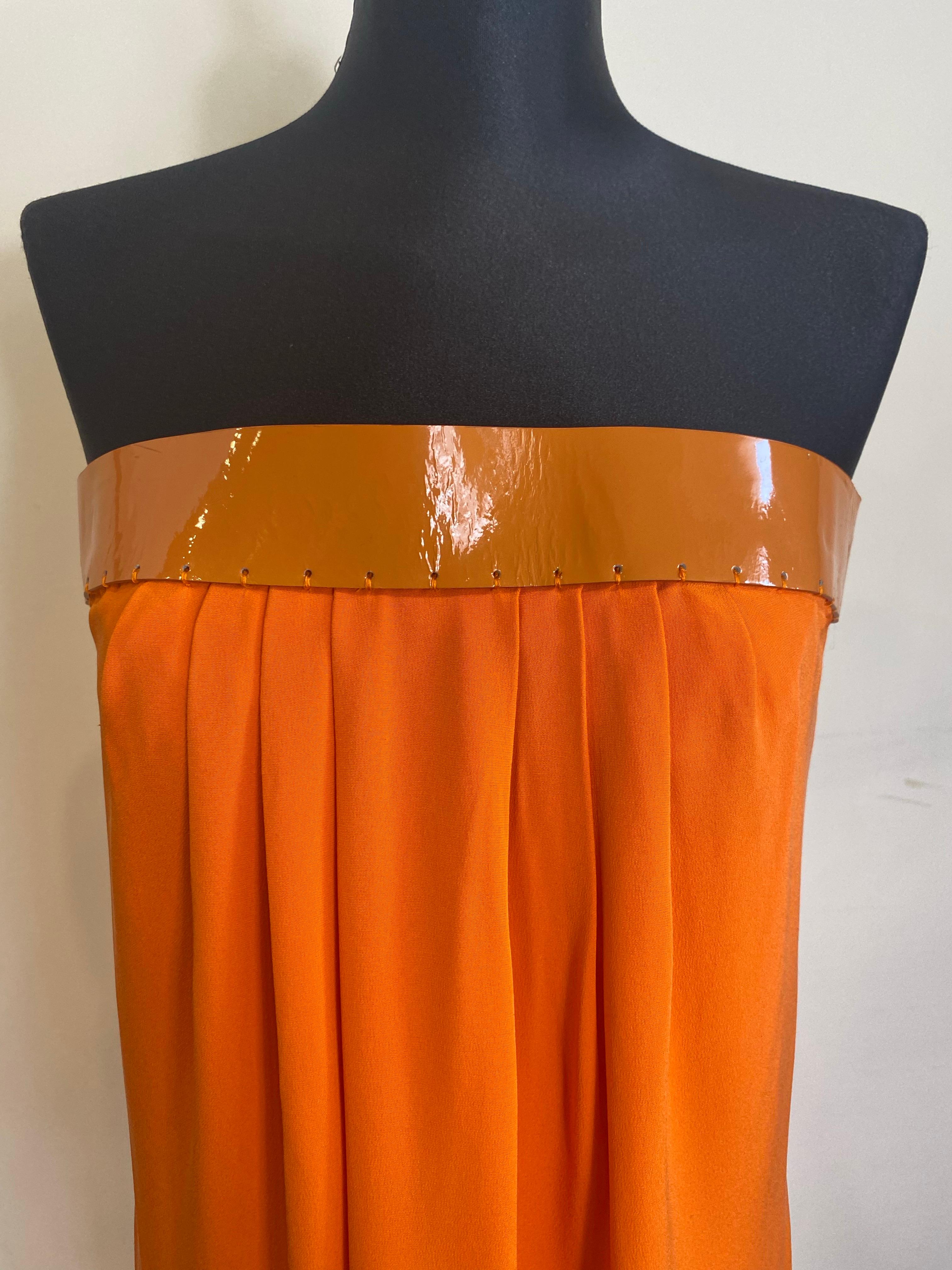 Vestido largo naranja Tom Ford
Vestido de la última colección diseñada por Tom.
Fabricado en Italia.
100% seta.
Altura 144 cm.
Vita 44 cm.
Con corsé interno.
