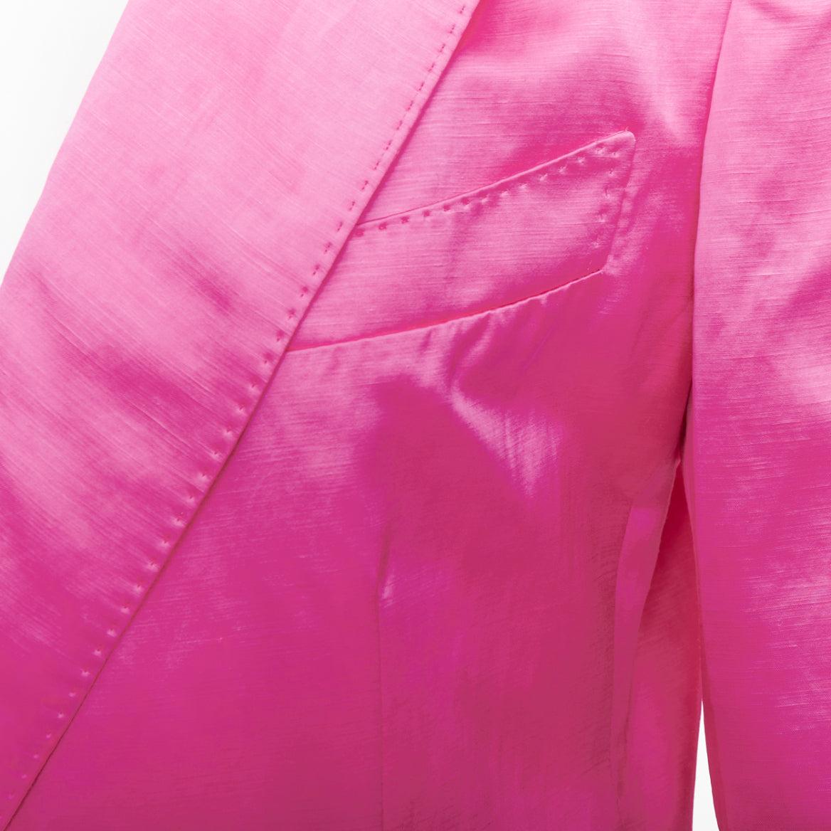 Tom Ford giacca blazer oversize in raso rosa orchidea con risvolto cucito a mano IT36 XXS
Riferimento: LAYU/A00110
Marchio: Tom Ford
Designer: Tom Ford
Materiale: Viscosa, misto
Colore: rosa
Modello: Tinta unita
Chiusura: bottone
Fodera: Tessuto