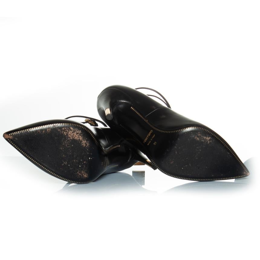 Tom Ford, Padlock leather pumps in black. The item is in good condition, a few small scratches. Comes with 2 dustbags.

CONDITION: good condition

SIZE: 39

INSOLE MEASUREMENTS: 25 cm

HEEL MEASUREMENTS: 10.5 cm PLATFORM: 0.5 cm

MATERIAL: