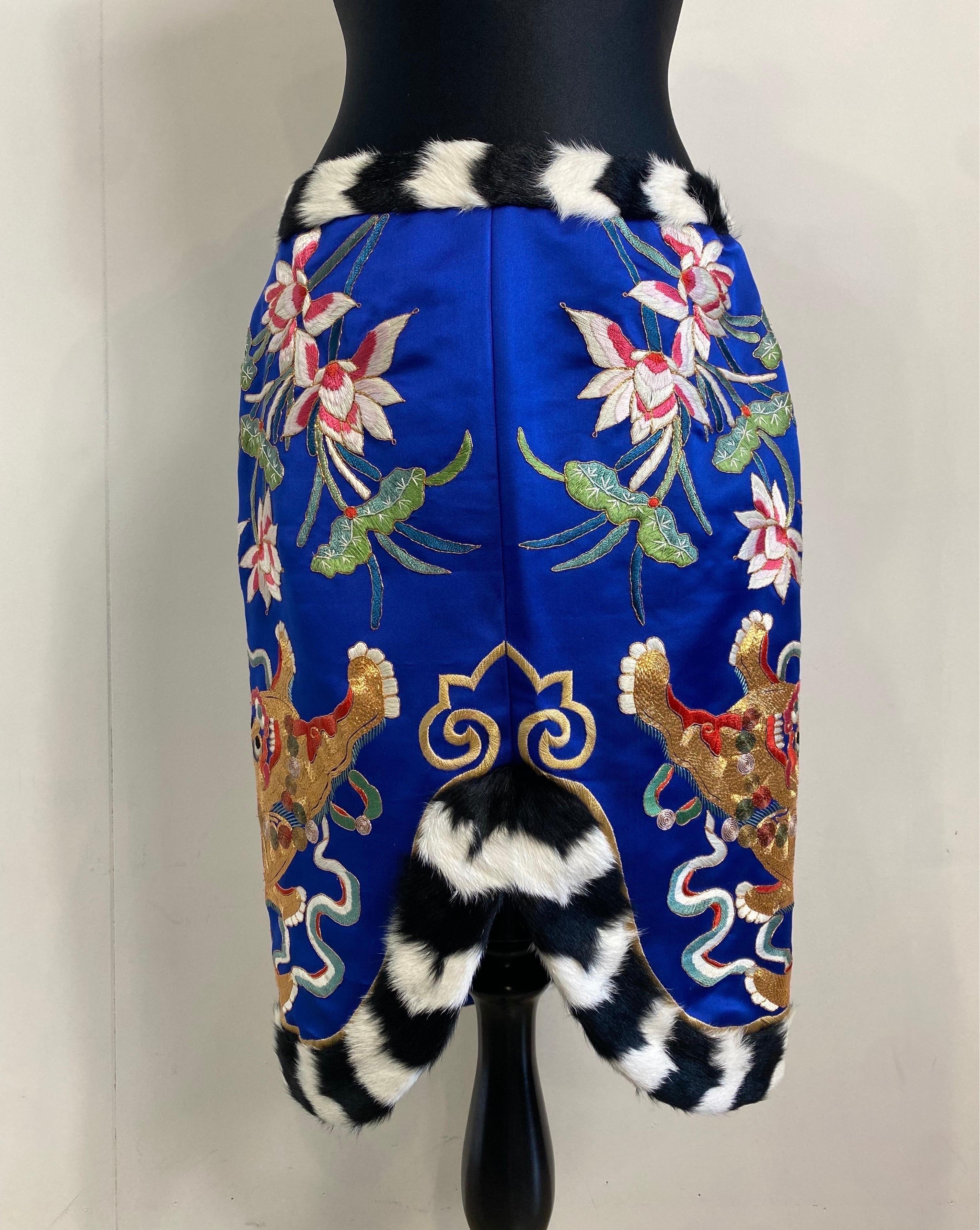 Tom Ford pencil skirt.
In silk, lined. Fur detail.
Beautiful embroidery inspired by the oriental world.
Back zip closure.
Italian size 44.
Waist 40cm
Hips 47 cm
Length 60 cm
Excellent general conditions.