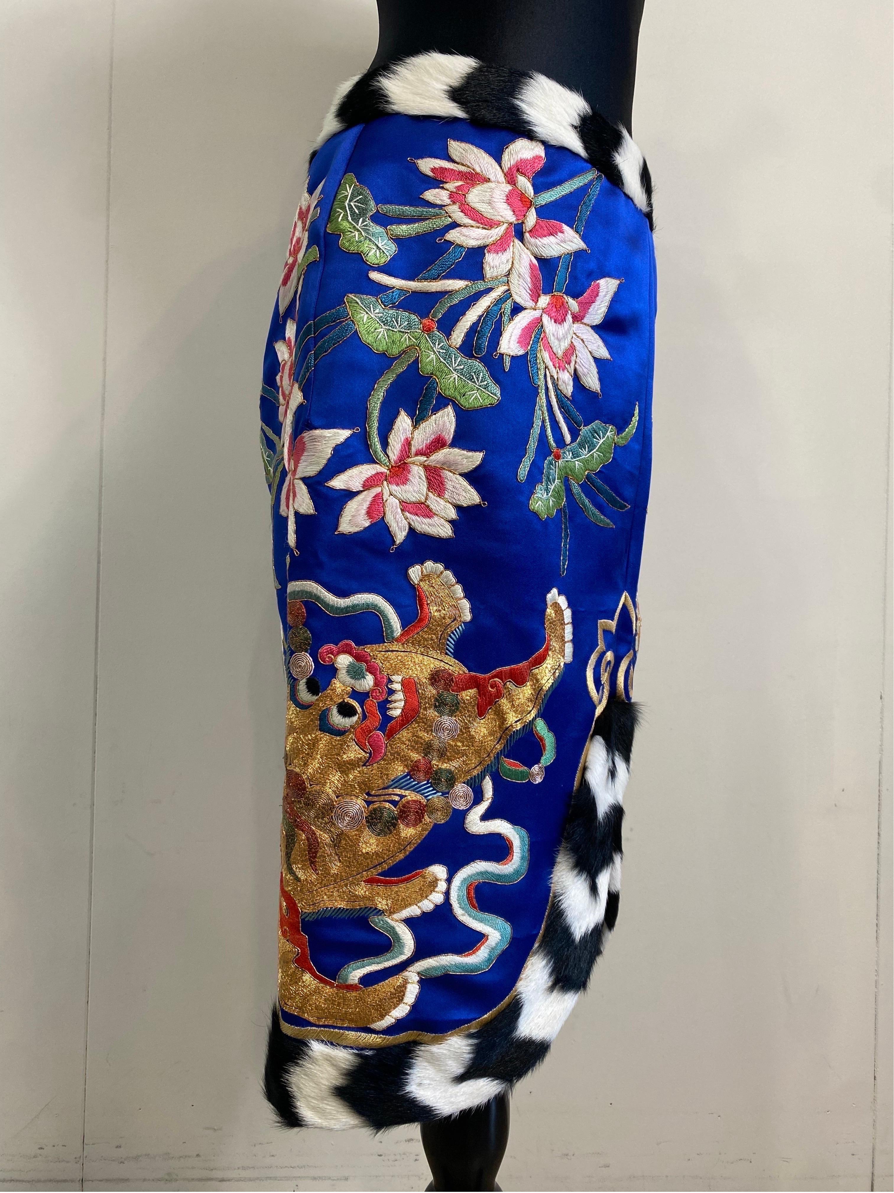 Tom Ford pencil oriental embroidery Skirt. In Excellent Condition For Sale In Carnate, IT