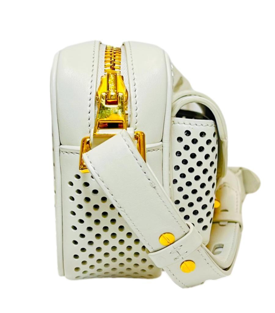 Tom Ford Perforierte T Twist Kameratasche aus Leder
Weiße Tasche mit charakteristischer goldener Hardware mit eingraviertem 
