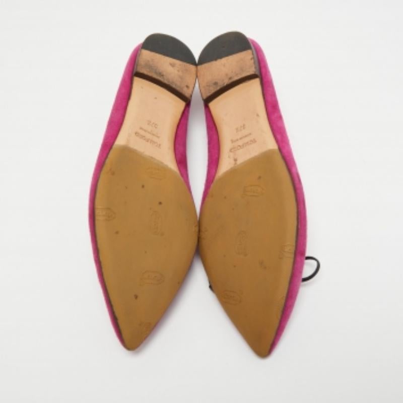 These classy ballet flats reflect the brand's dedication to flawless craftsmanship. They are made to fit snugly and be durable. Get the best of comfortable style with this pair.