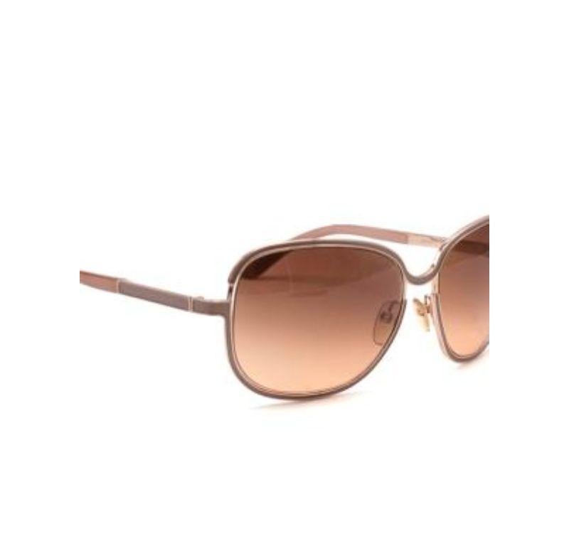 Tom Ford Pink Oversized Frame Sunglasses

- Oversize rose gold-tone metal frame sunglasses with warm brown degrade lens 
- Engraved branding on the top corner of the lens, and on a small logo plaque on the fine metal arm

Made in Italy 

PLEASE