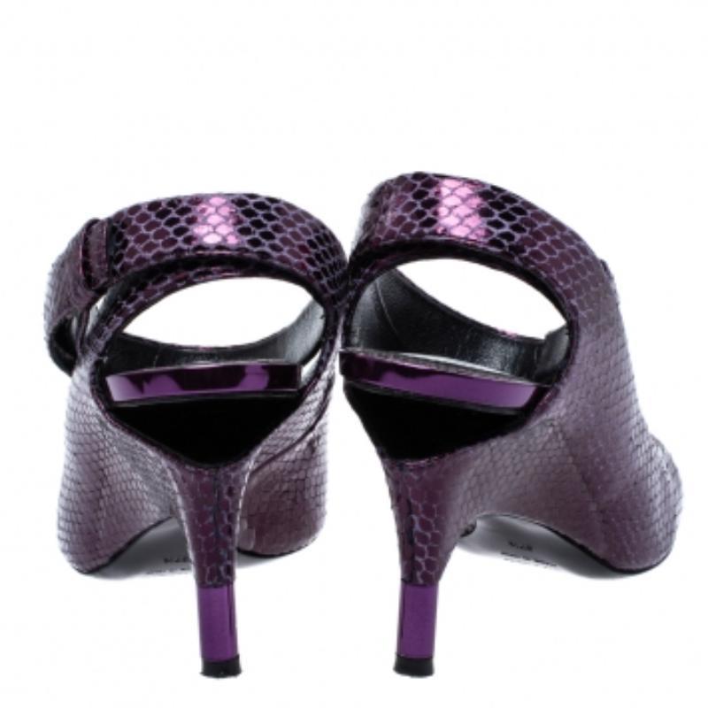 Tom Ford Plum Snakeskin Pointed Toe Cut Out Heel Pumps Size 37.5 Negro en venta
