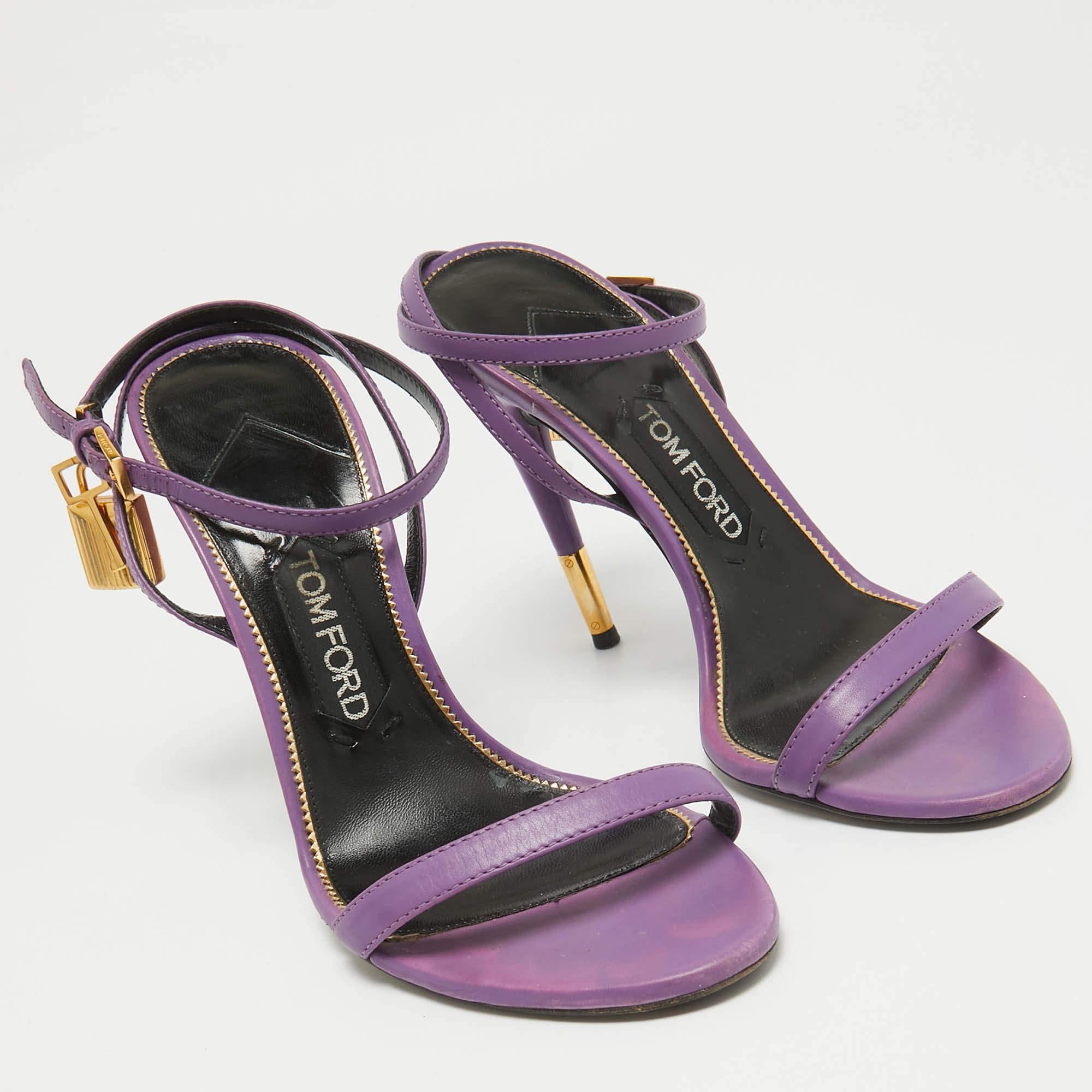 Tom Ford Sandalias tobilleras con candado de piel morada talla 38.5 en Bueno Estado en Dubai, Al Qouz 2