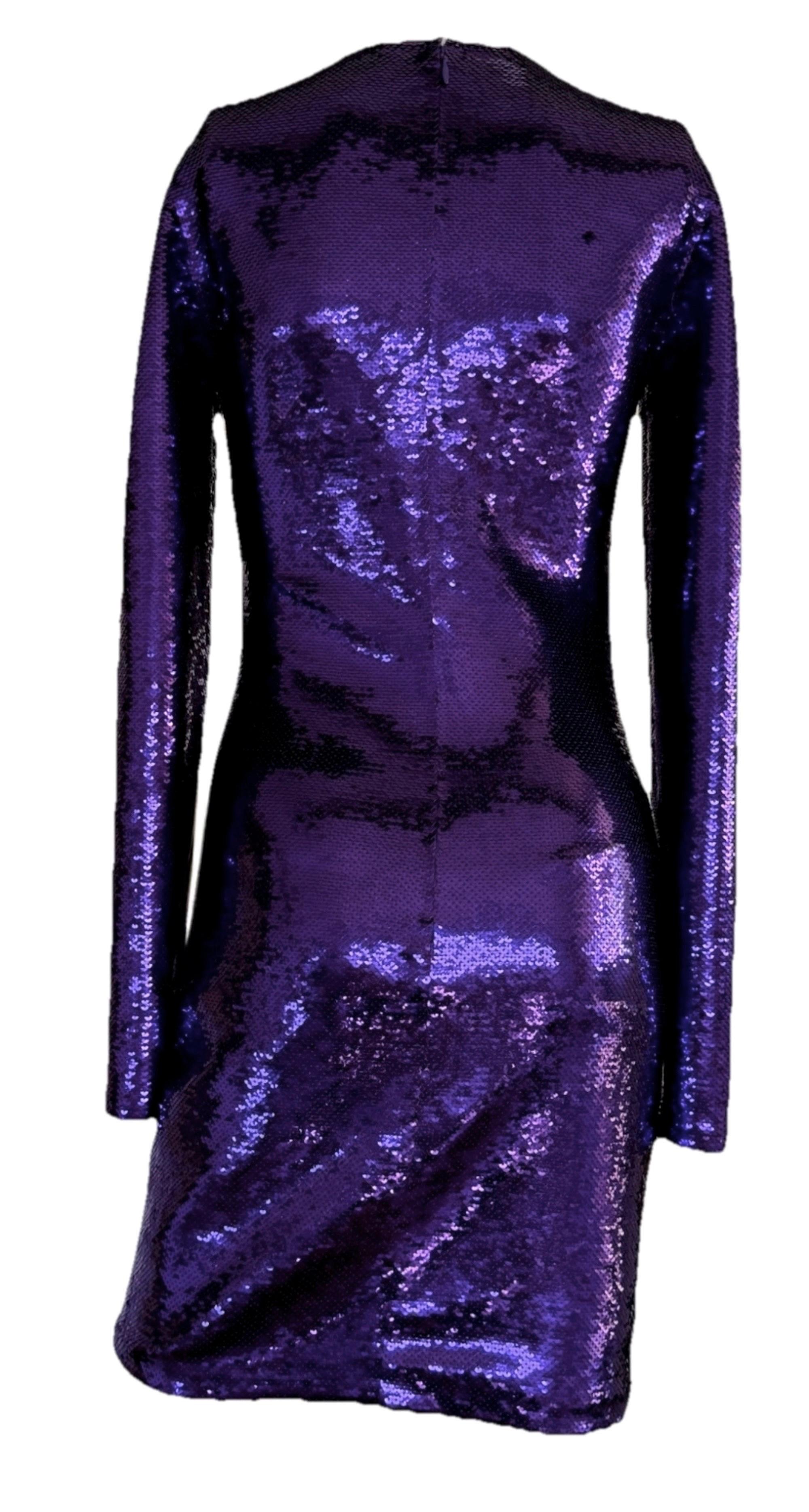 Dans une teinte améthyste riche en bijoux, avec de nombreuses paillettes et un effet liquide, ce mini bodycon ajusté incarne le glamour classique de Tom Ford.

• Broderie de paillettes sur l'ensemble du corps
• Longueur mini
• Encolure ronde avec