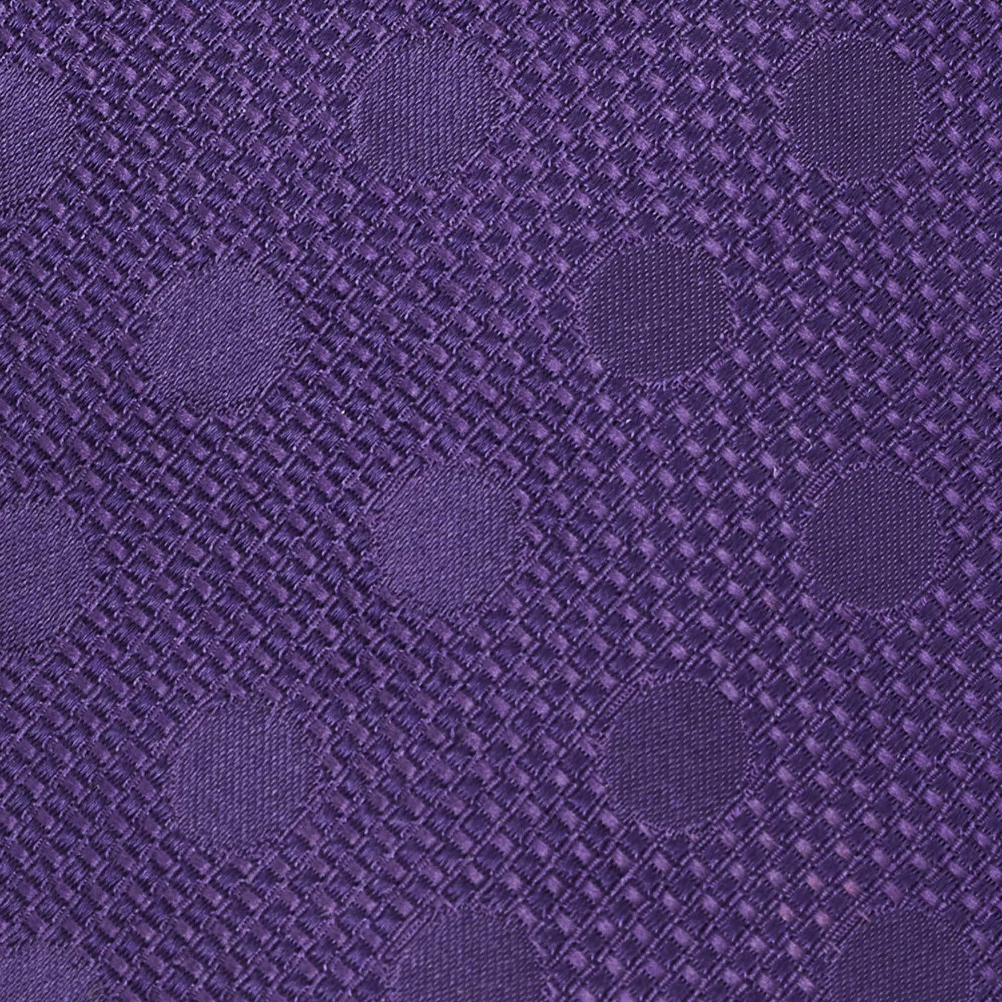This tie is a perfect formal accessory that has a sharp and modern appeal. Made from luxurious materials it features intricate patterns and the brand label is neatly stitched at the back. It is sure to add oodles of style to your blazers.