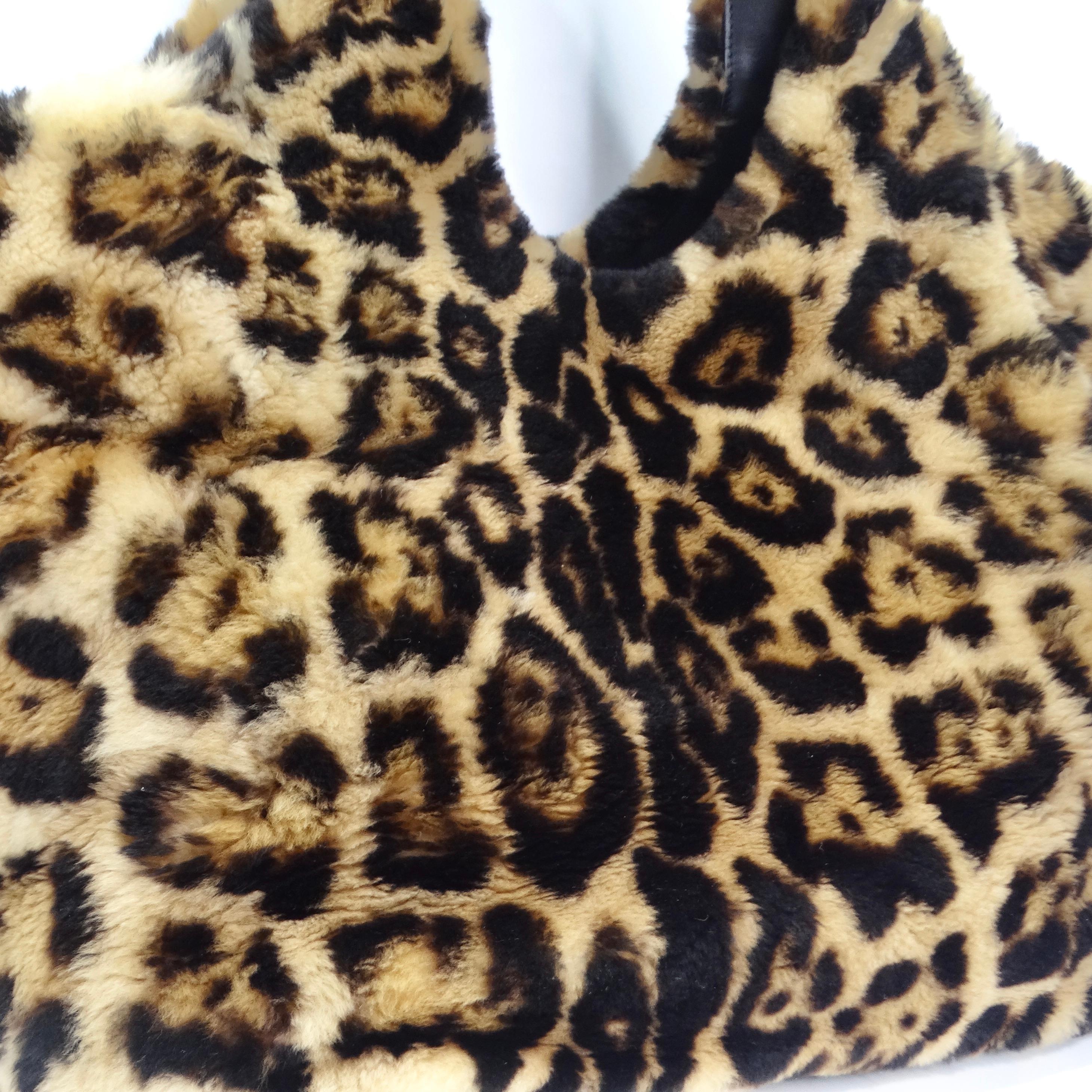 Laissez-vous séduire par le monde de la haute couture avec le sac à main Tom Ford Rare Leopard Print Fur Handbag - un sac fourre-tout exceptionnel, aussi luxueux qu'étonnant. Faites preuve d'audace avec ce sac fourre-tout exceptionnellement rare,