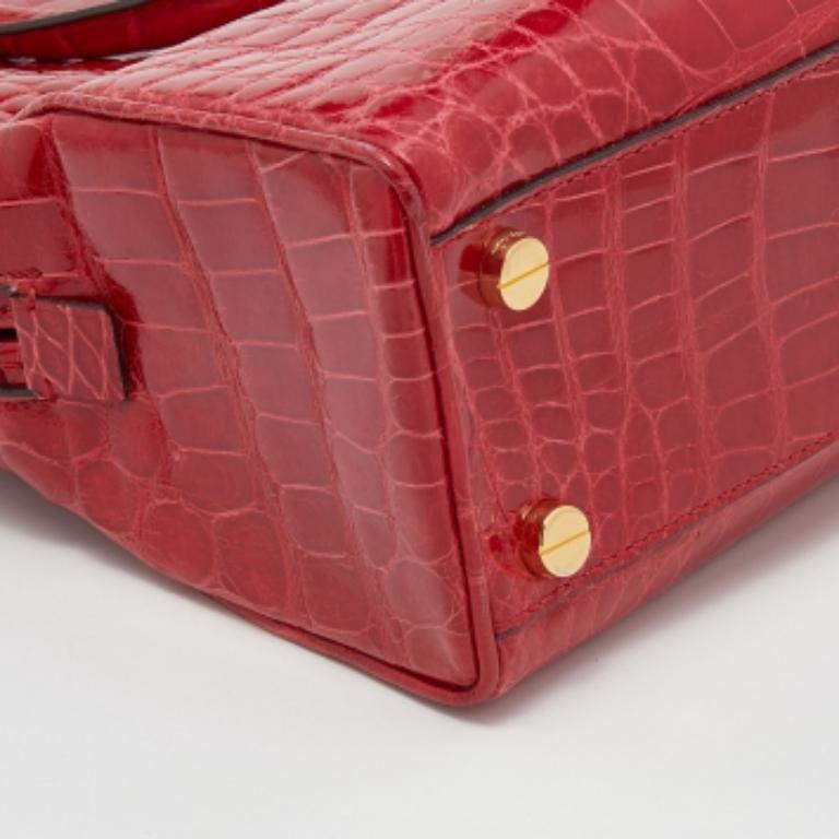 Tom Ford Fourre-tout en cuir de crocodile rouge en vente 1