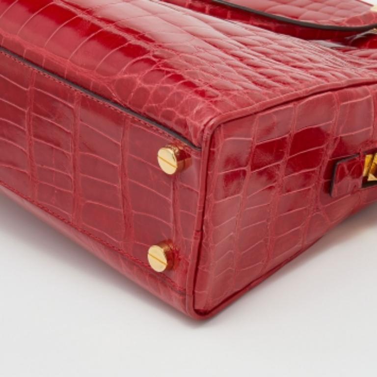 Tom Ford Fourre-tout en cuir de crocodile rouge en vente 2