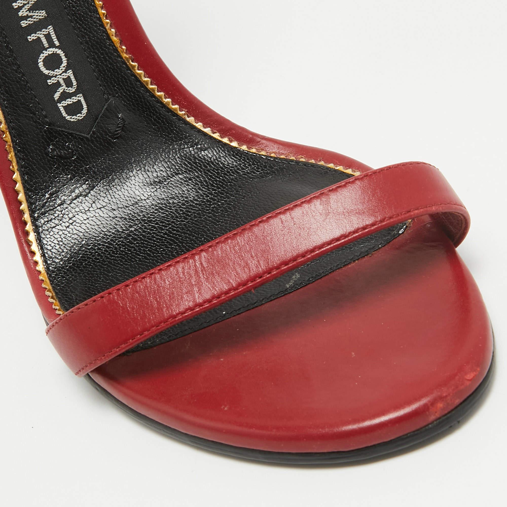 Tom Ford - Sandales à lanières à talons cadenas en cuir rouge, taille 37,5 Pour femmes en vente
