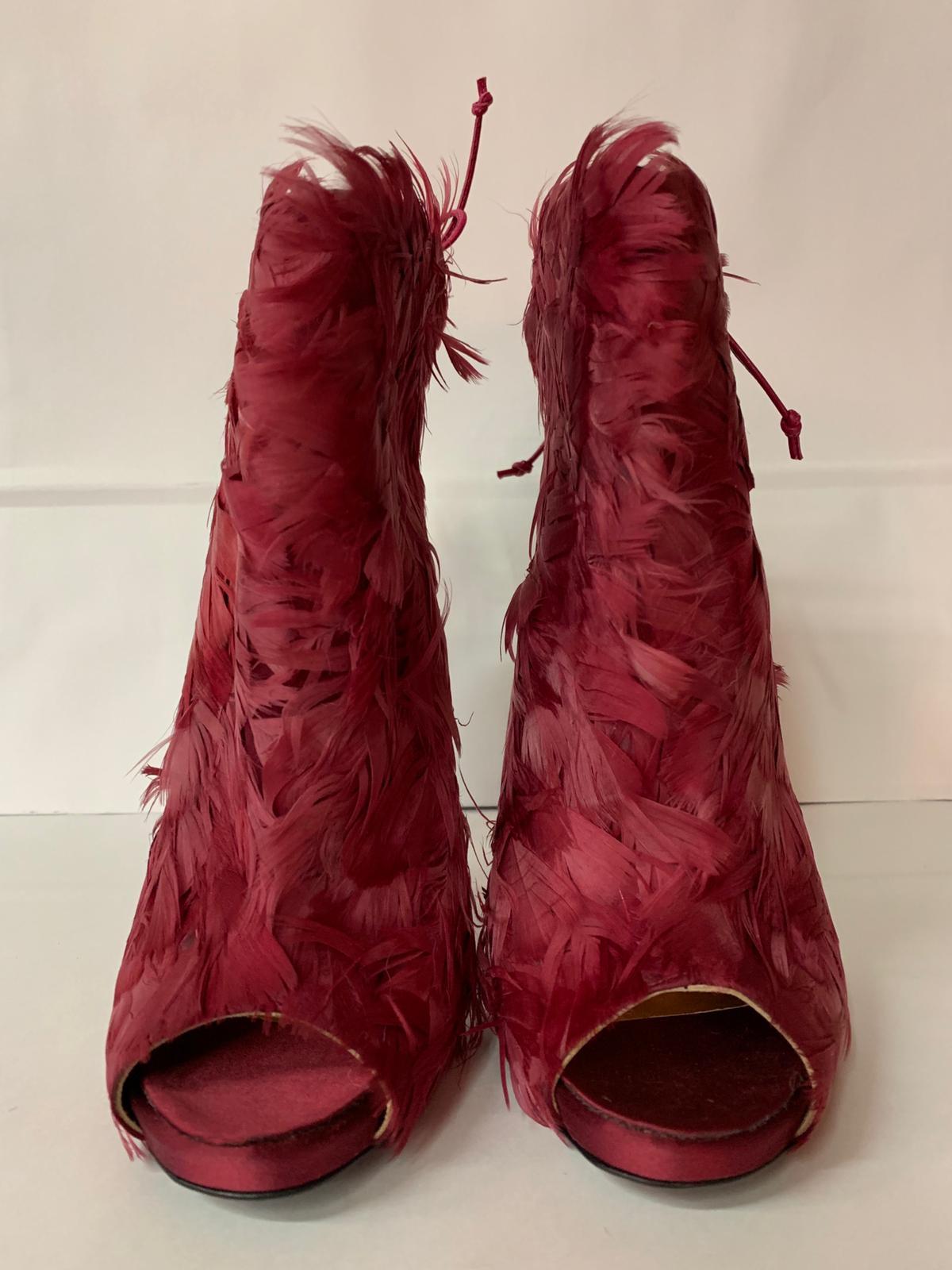Tom Ford Red Sandal in ostrich feathers, used exclusively during the fashion show.
Heel 12.5 cm.
Size 40 reduced fit.