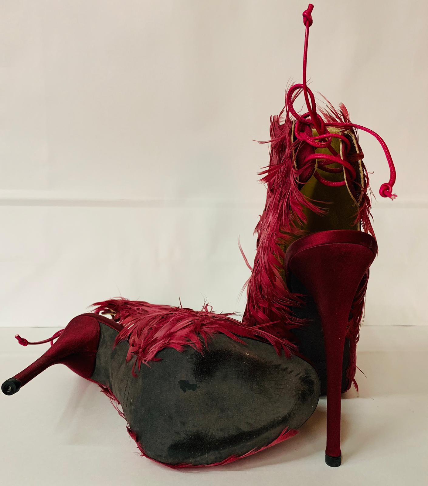 Tom Ford Red Sandal in ostrich feathers In Good Condition For Sale In Lugano, CH