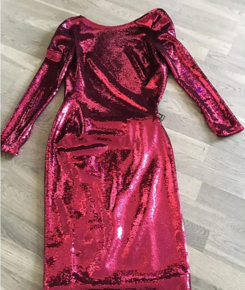 TOM FORD


A sequined Tom Ford sheath dress with an open back. 
The dress is fitted, with a length just below the knee. Incredibly beautiful pomegranate color. 
For sewing the model was used soft textile, embroidered with micro-sequins. 
Tom Ford