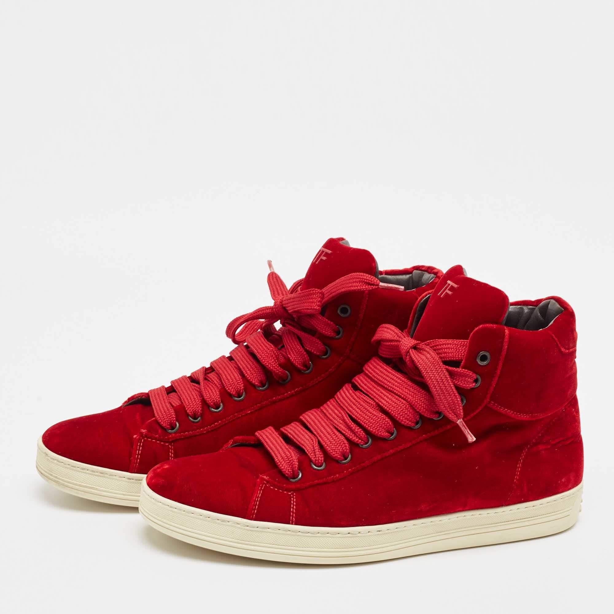 Queste sneakers Tom Ford sono realizzate in velluto rosso e sono caratterizzate da uno stile high top con chiusura a lacci e logo sulla linguetta e sul tallone. Le sneakers sono rifinite con una resistente suola in gomma.