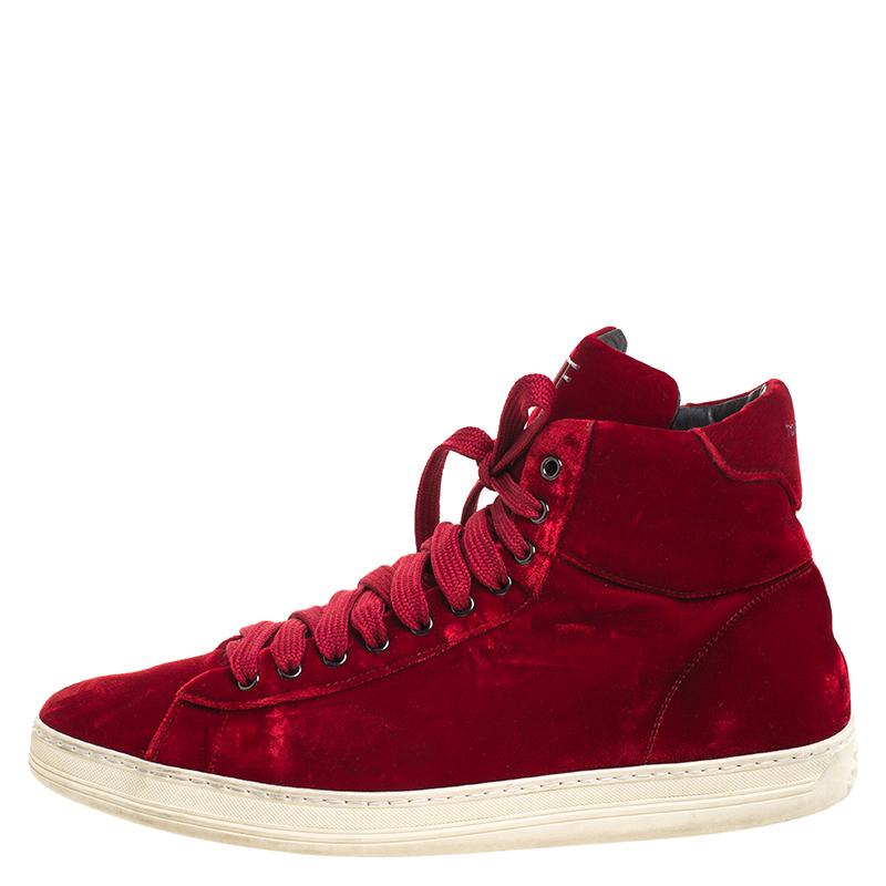 Walk around in utmost comfort while you sport this pair of sneakers from the house of Tom Ford. Featuring a high top design that gives them a trendy look, these sneakers are constructed in velvet flaunting a red hue and have a matching lace-up
