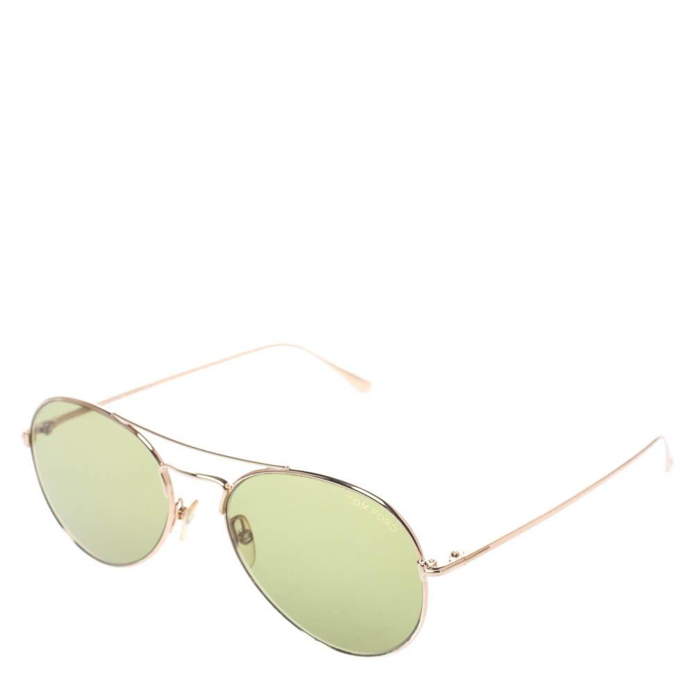 These aviator sunglasses by Tom Ford are the perfect style accessory for all your outdoor plans. They come in an acetate and rose gold-tone metal body with protective lenses and the brand's signature. The creation is well-made and
