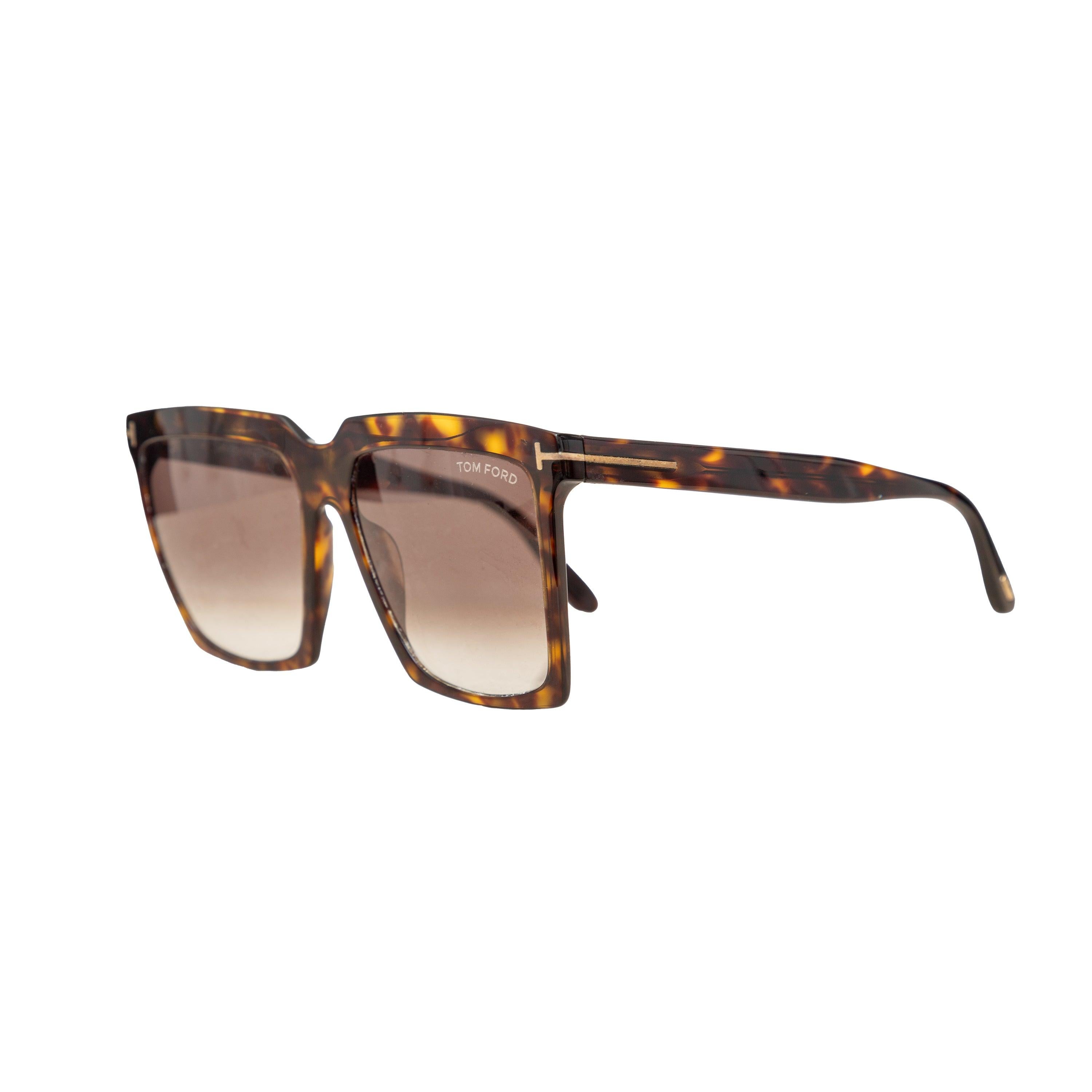 Les lunettes de soleil Tom Ford Sabrina Square sont indispensables à toute personne à la pointe de la mode. Fabriquées en acétate de première qualité, ces lunettes de soleil carrées surdimensionnées présentent des verres dégradés et un design