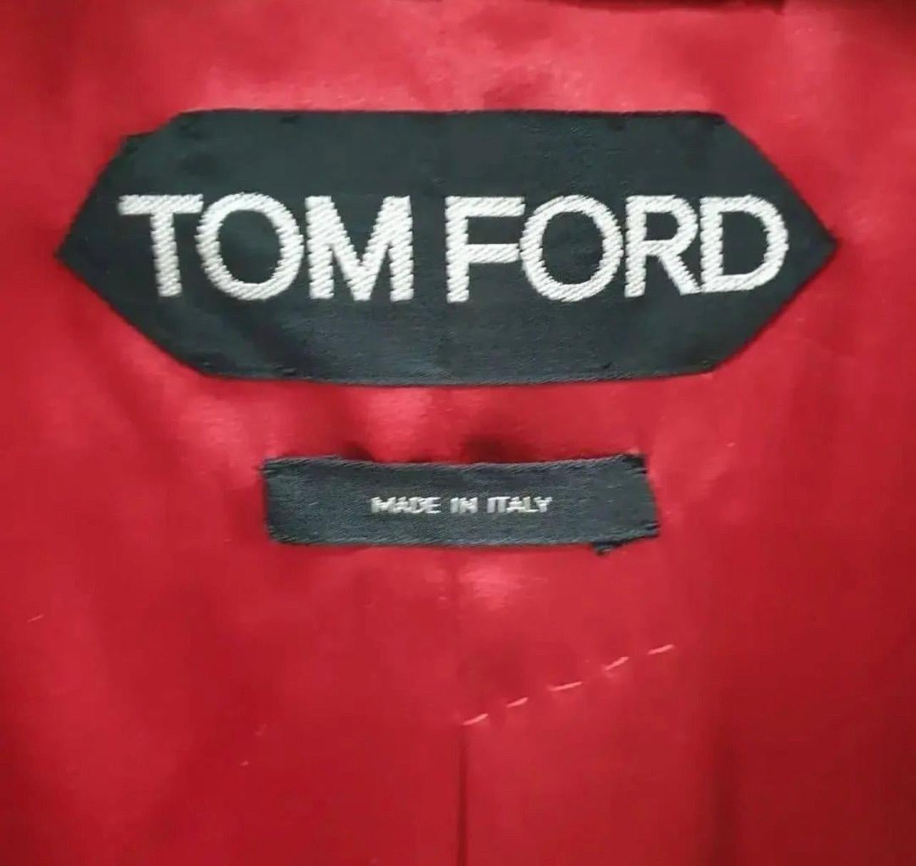 Fabric: 69% viscose / 31% cupro
Main color: red

Shelton cut
Single breasted
1 button
Shawl collar
Fully lined
Jetted pockets
Single-vented

Size 38

Condition is very good. On one sleeve buttons are missing.

Please know your size in Tom Ford