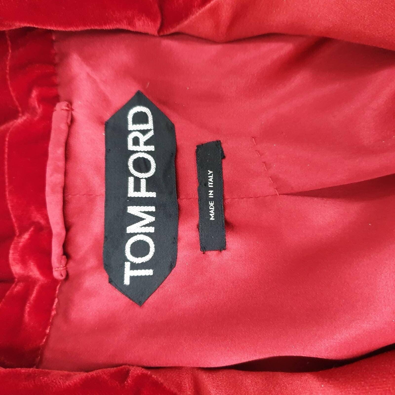  SeminuevoTejido: 69% viscosa / 31% cupro
 Color principal: rojo 
Shelton cortado
Un solo pecho
 1 botón
 Cuello chal
 Totalmente forrado 
Bolsillos con chorros 
inhalación de aire
 Talla 38 
El estado es muy bueno.

Faltan los botones de una manga.
