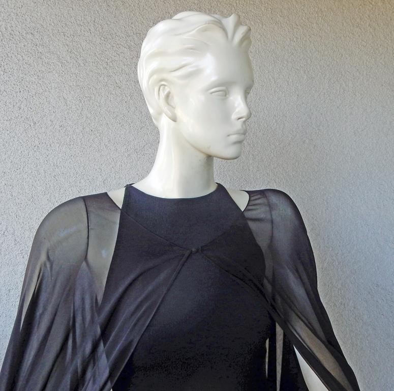 Ein typischer Stil von Tom Ford in dieser Version eines körpernahen Kleides mit hoher Rückenfalte. Ein durchsichtiges schwarzes Seidenchiffon-Cape vervollständigt den Look. Dramatisches, elegantes und anspruchsvolles Aussehen. Sehr gehaltvoll. Es