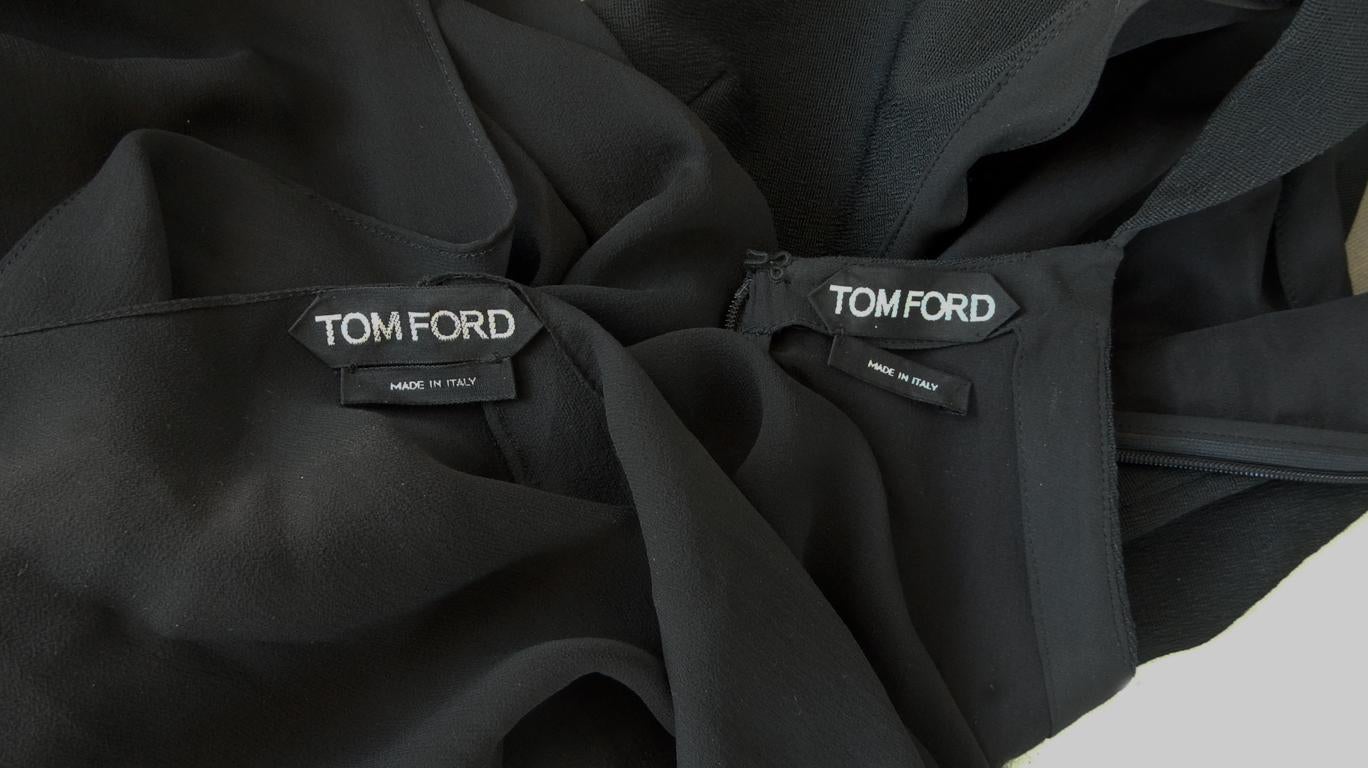 Tom Ford Signature Schwarzes körperbetontes Kleid mit Umhang  Neu! im Angebot 2
