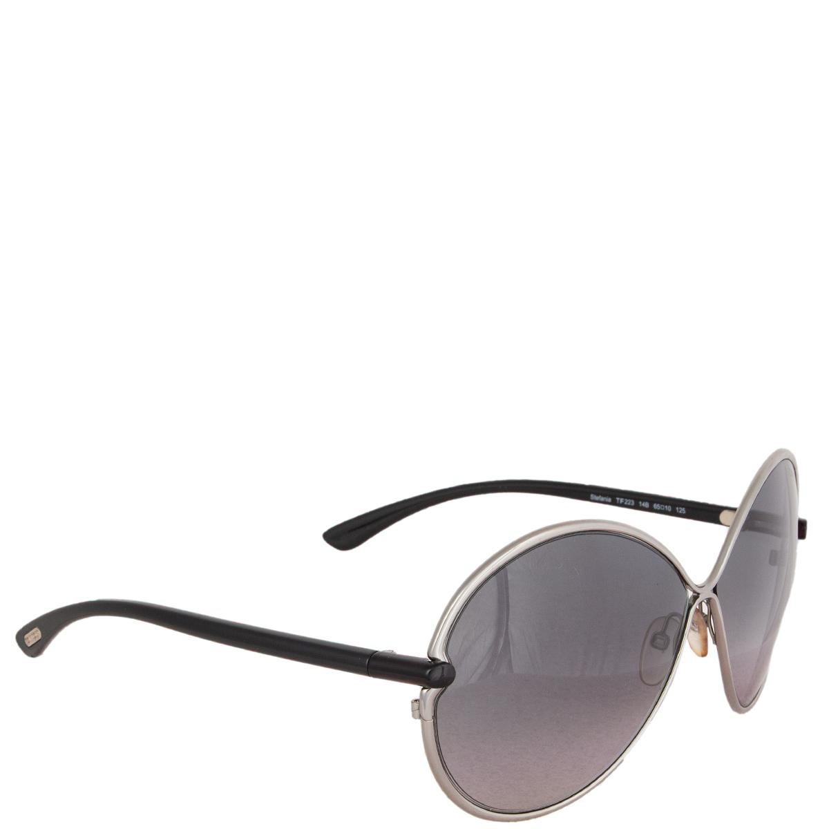 This 100% authentic Tom Ford 'Stefania' sunglasses in silver-tone metal and black acetate with lenses in gradient grey. Have been worn and are in excellent condition. Come with case. 

Measurements
Width	15cm (5.9in)
Height	6cm (2.3in)

All our