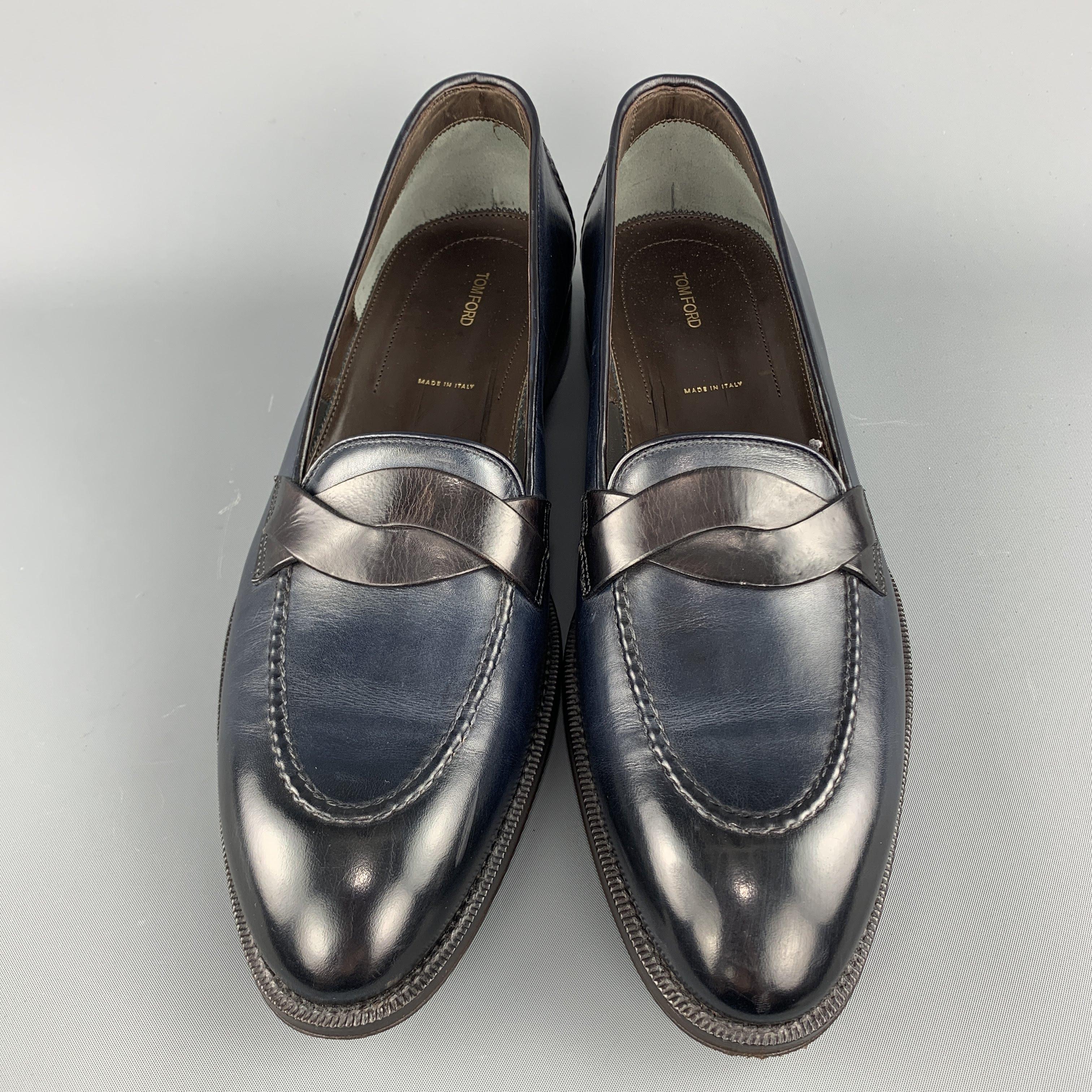 TOM FORD Elkan Twisted Band dress loafers come in antique effect navy blue leather with an apron toe and twist strap detail. Made in Italy.
 
Very Good Pre-Owned Condition.
Marked: 10
 
Outsole: 12 x 4 in.