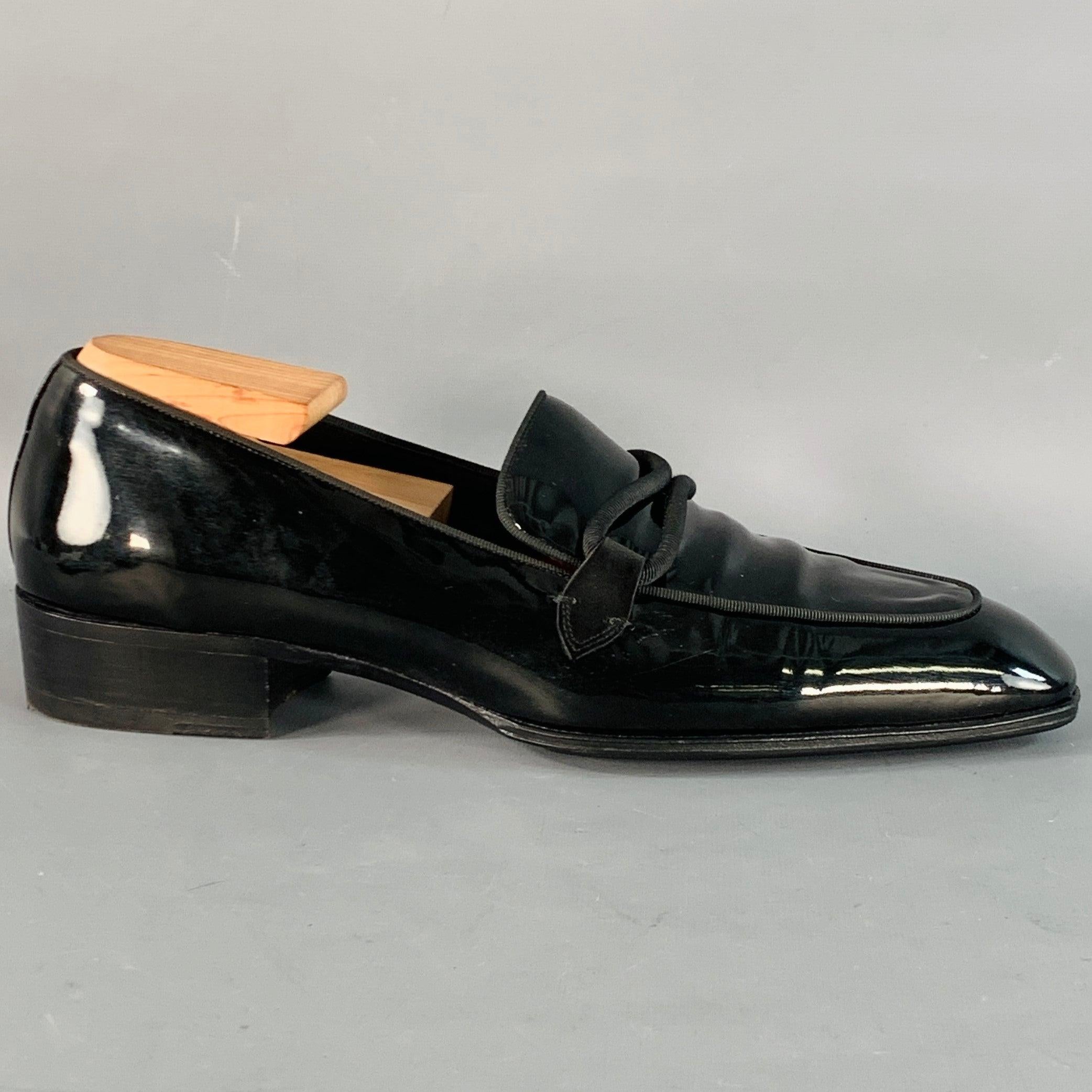 Mocasines TOM FORD
en charol negro, con diseño superior de nudo de grosgrain tonal con ribete de grosgrain a juego, y cierre slip on. Zapateros no incluidos. Viene con bolsa para el polvo. Made in Italy. Buen estado de conservación. Signos moderados
