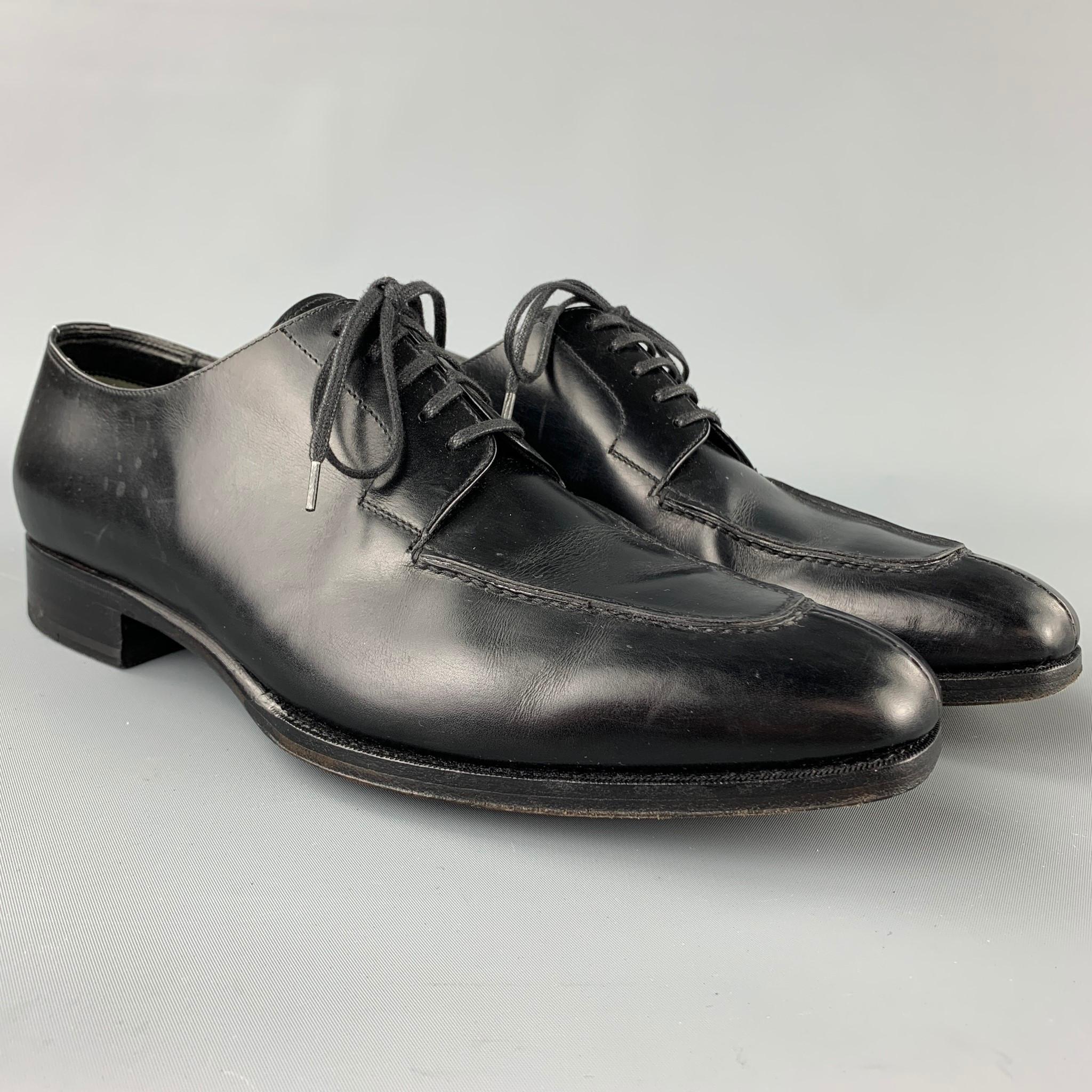 TOM FORD dress shoes comes in a black leather featuring a split toe blucher style, wooden sole, and a lace up closure. Made in Italy.

Very Good Pre-Owned Condition.
Marked: 11

Measurements:

12 in. x 4 in. 