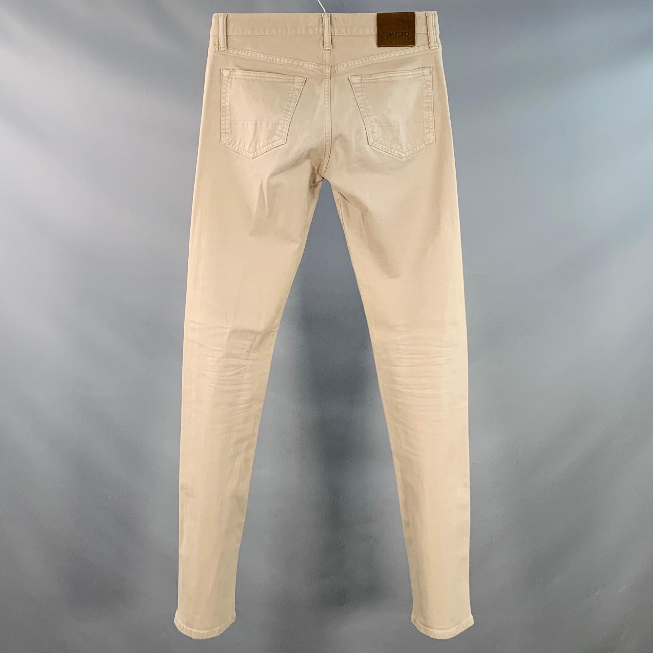 Jeans Tom Ford
in twill di cotone elasticizzato color kaki, con cinque tasche, gamba dritta sottile e chiusura con bottoni. Made in USA.Buone condizioni d'uso. Moderati segni di usura, così com'è. 

Contrassegnato:   30 

Misure: 
  Vita: 30 pollici