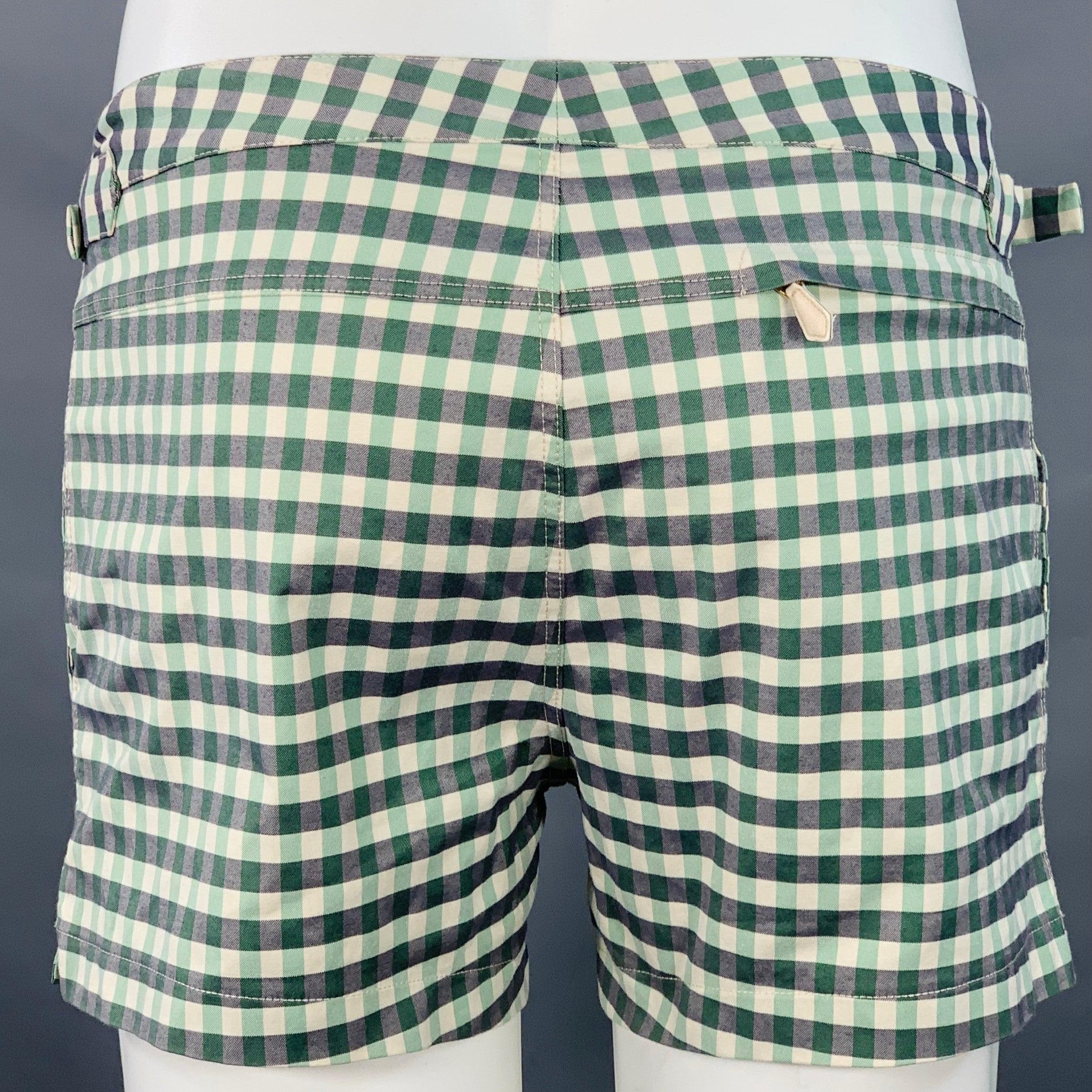Maillot de bain TOM FORD
en tissu vert, gris et blanc, avec un motif vichy, des pattes latérales réglables et une fermeture à glissière. Excellent état d'origine. Les étiquettes de tissu et d'entretien ont été retirées. 

Marqué :   IT 48 

Mesures