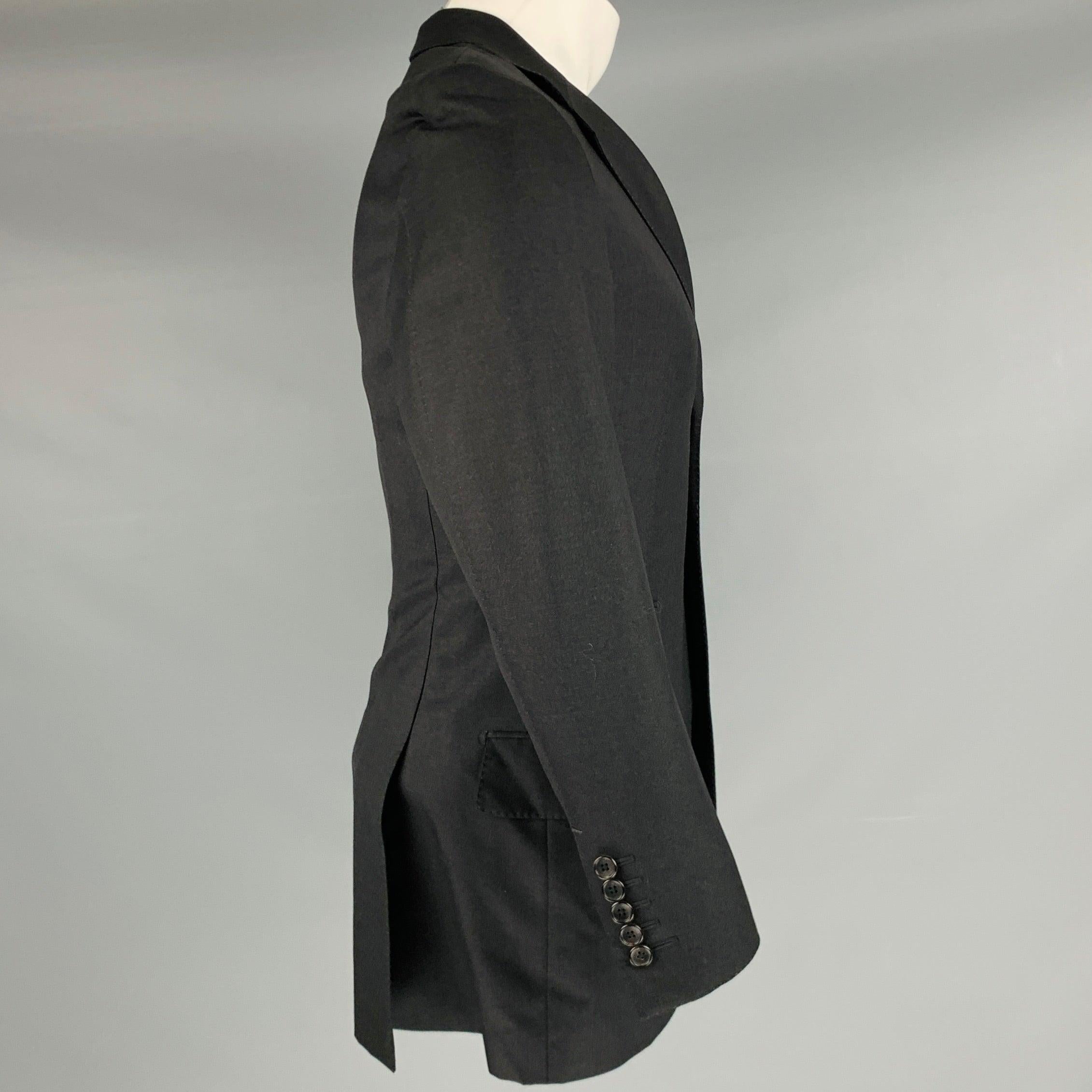 TOM FORD sport coat
in a
grey wool fabric featuring peak lapel, double vented back, and three button fold. Made in Italy.Very Good Pre-Owned Condition.
Minor signs of wear. 

Marked:   48R 

Measurements: 
 
Shoulder: 17 inches Chest: 38 inches