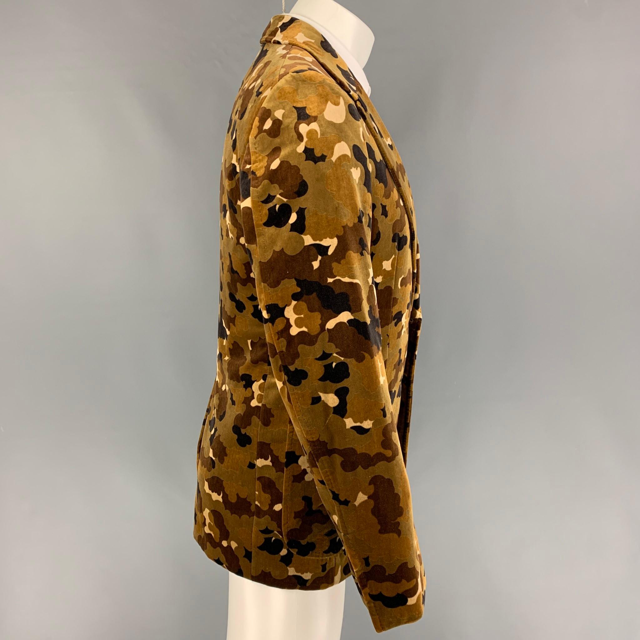 TOM FORD sport coat comes in a brown & tan camouflage cotton velvet with a full liner featuring a notch lapel, patch pockets, single back vent, and a double button closure. Made in Italy. 

Excellent Pre-Owned Condition.
Marked: 48