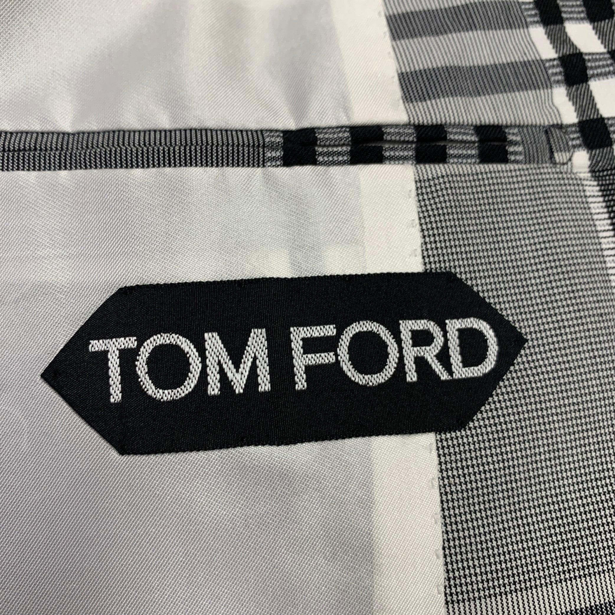 TOM FORD Size 40 Grey Black Plaid Cotton Peak Lapel Sport Coat For Sale 2