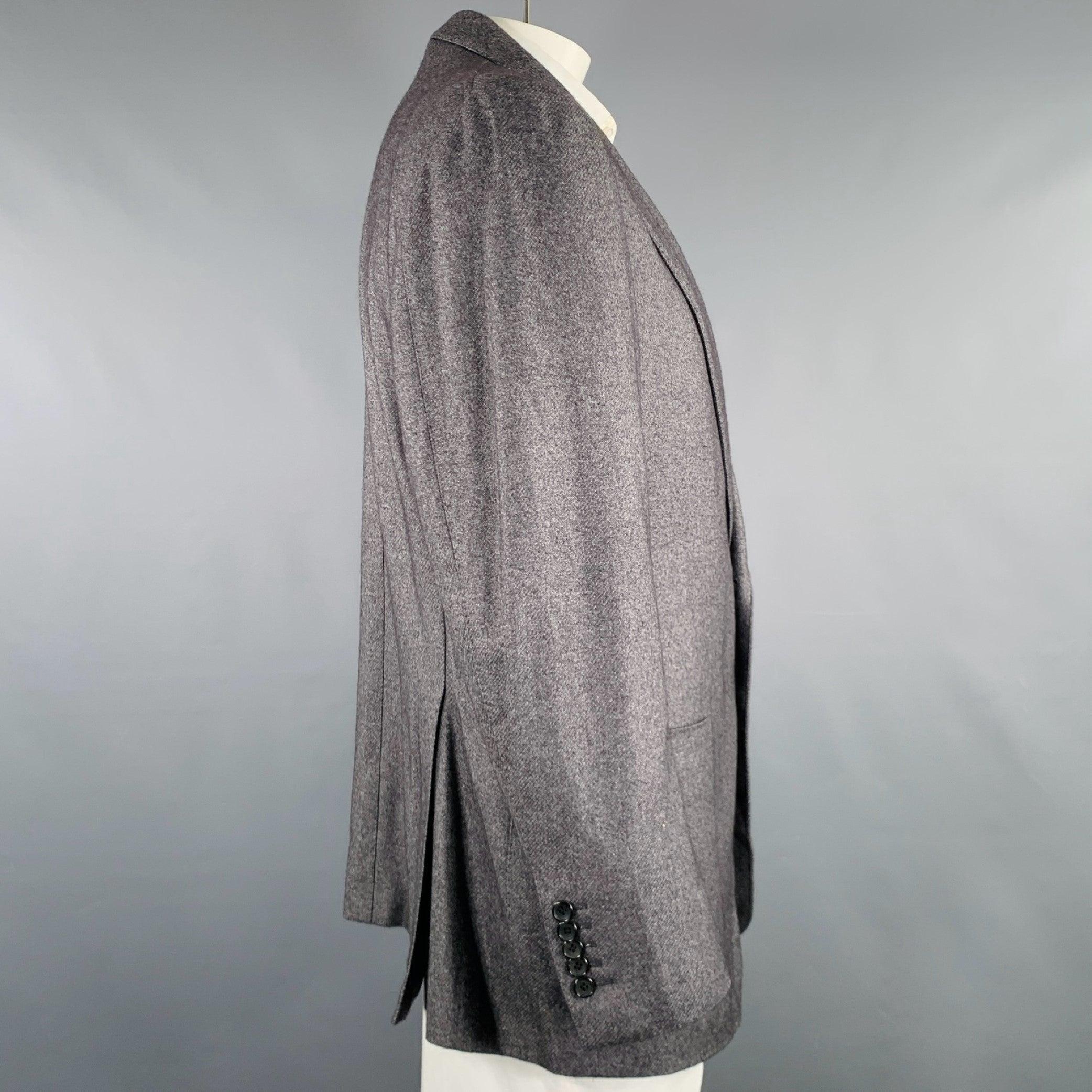 Abrigo sport TOM FORD
en tejido gris de mezcla de seda y cachemira, con solapa de pico, doble abertura en la espalda y cierre de doble botón. Fabricado en Italia.Excelente estado de conservación. 

Marcado:   IT 58R 

Medidas: 
 
Hombro: 20 pulgadas