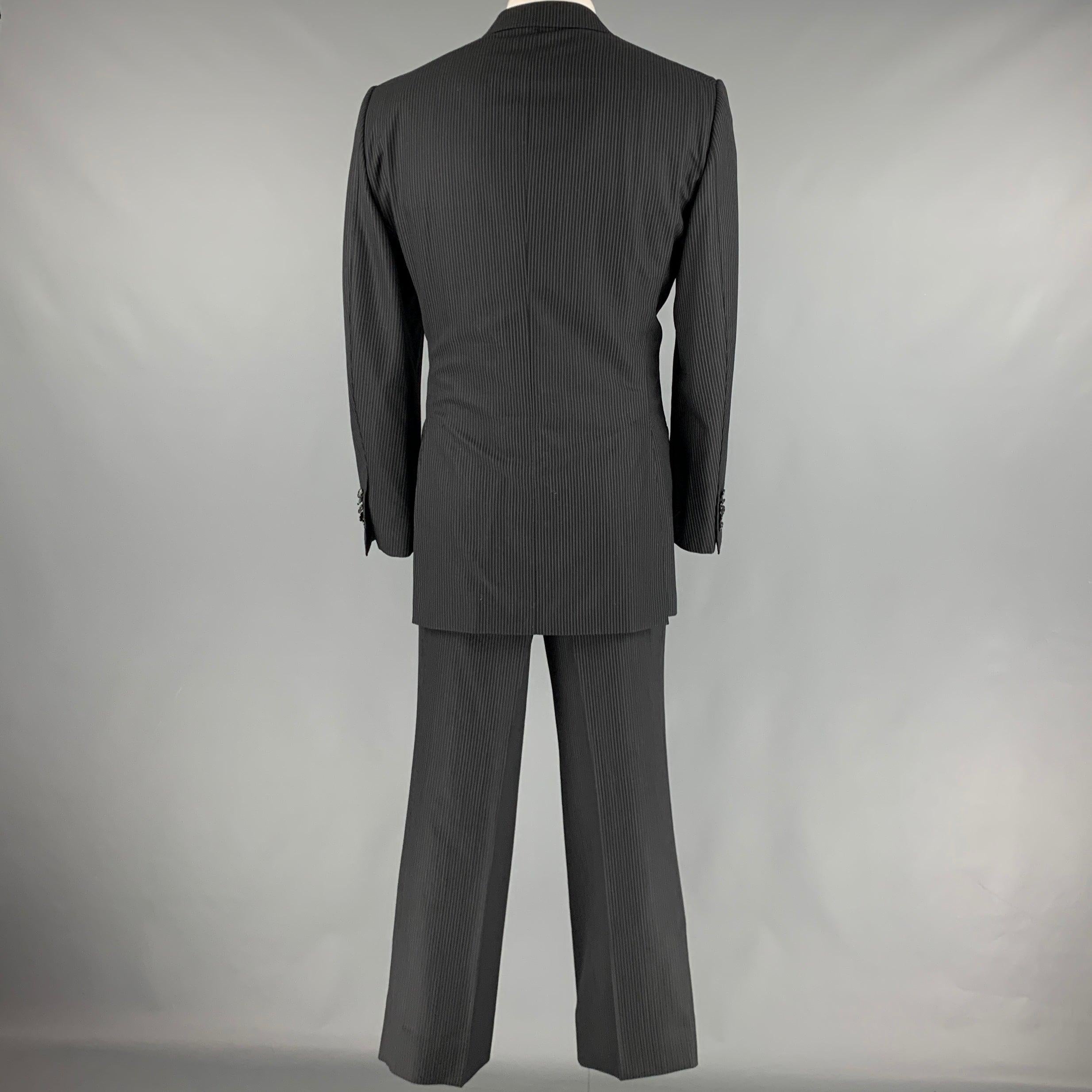 TOM FORD Taille 48 Costume long en laine à rayures noires et grises avec revers à pointe Bon état - En vente à San Francisco, CA