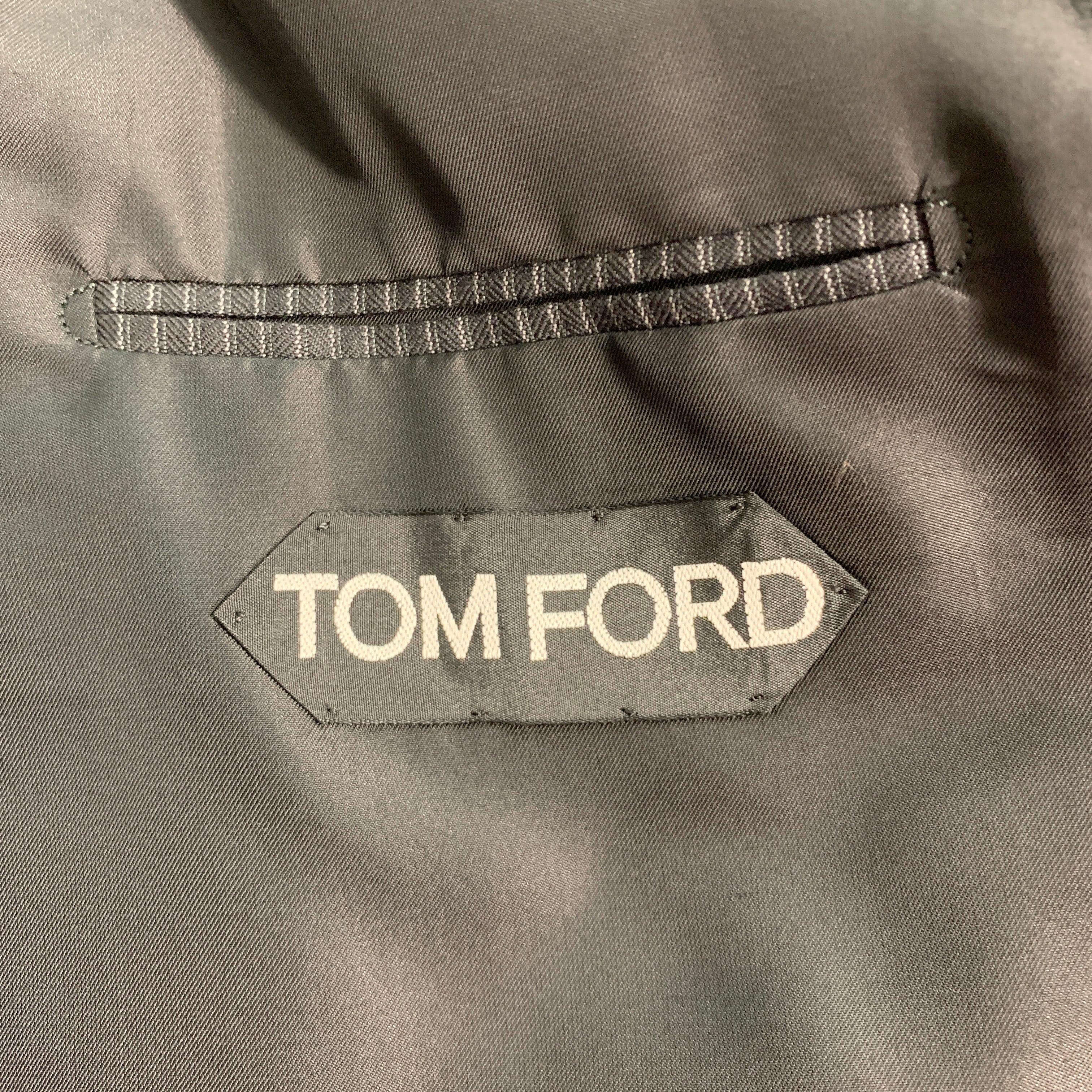 TOM FORD Size 48 Long Black Grey Pinstripe Wool Peak Lapel Suit For Sale 4
