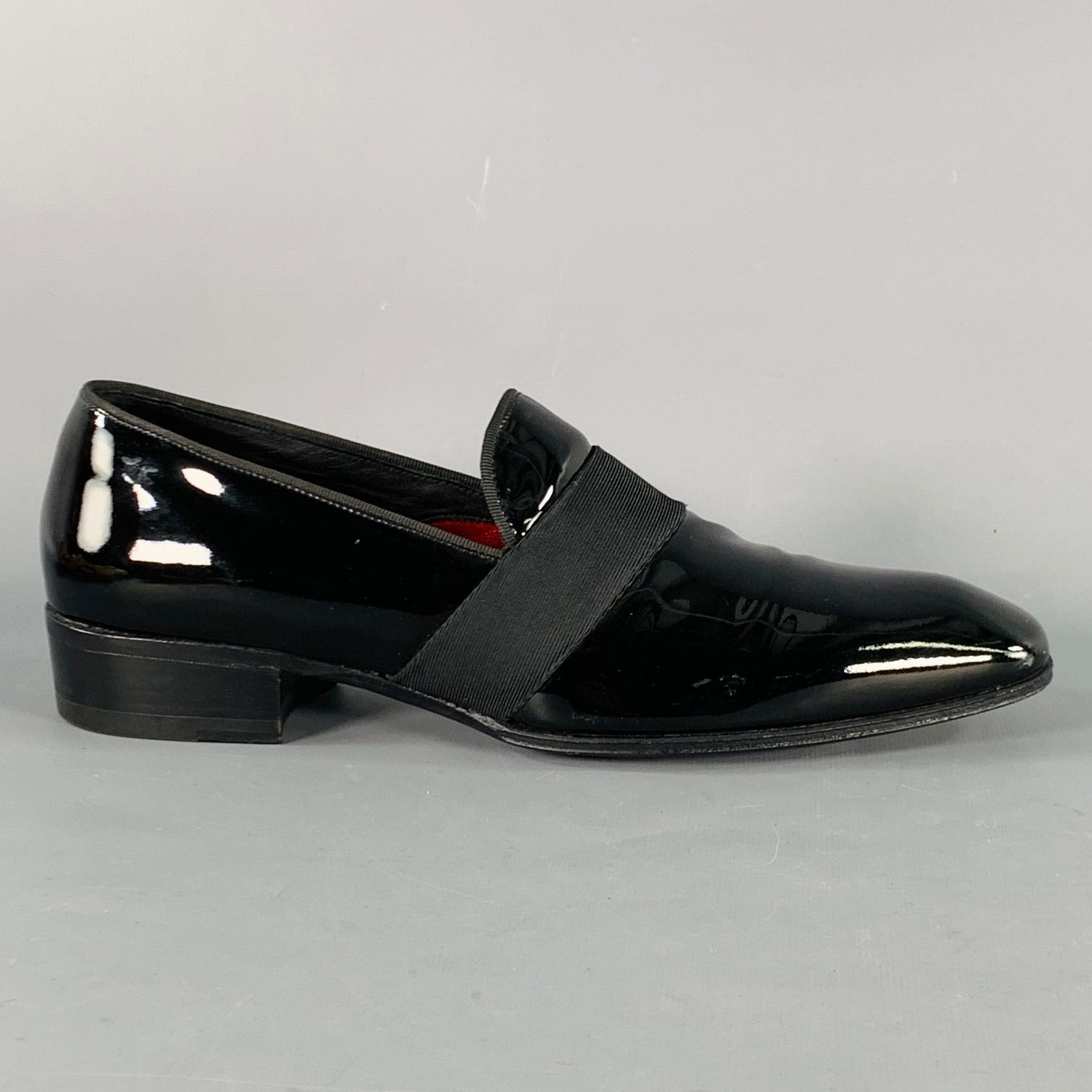 TOM FORD loafers
in a black patent leather featuring grosgrain trim, and slip on closure. Comes with dust bag. Made in Italy.Good Pre-Owned Condition. Moderate creasing. 

Marked:   6.5TOutsole: 11 inches  x 3.5 inches 
  
  
 
Sui Generis