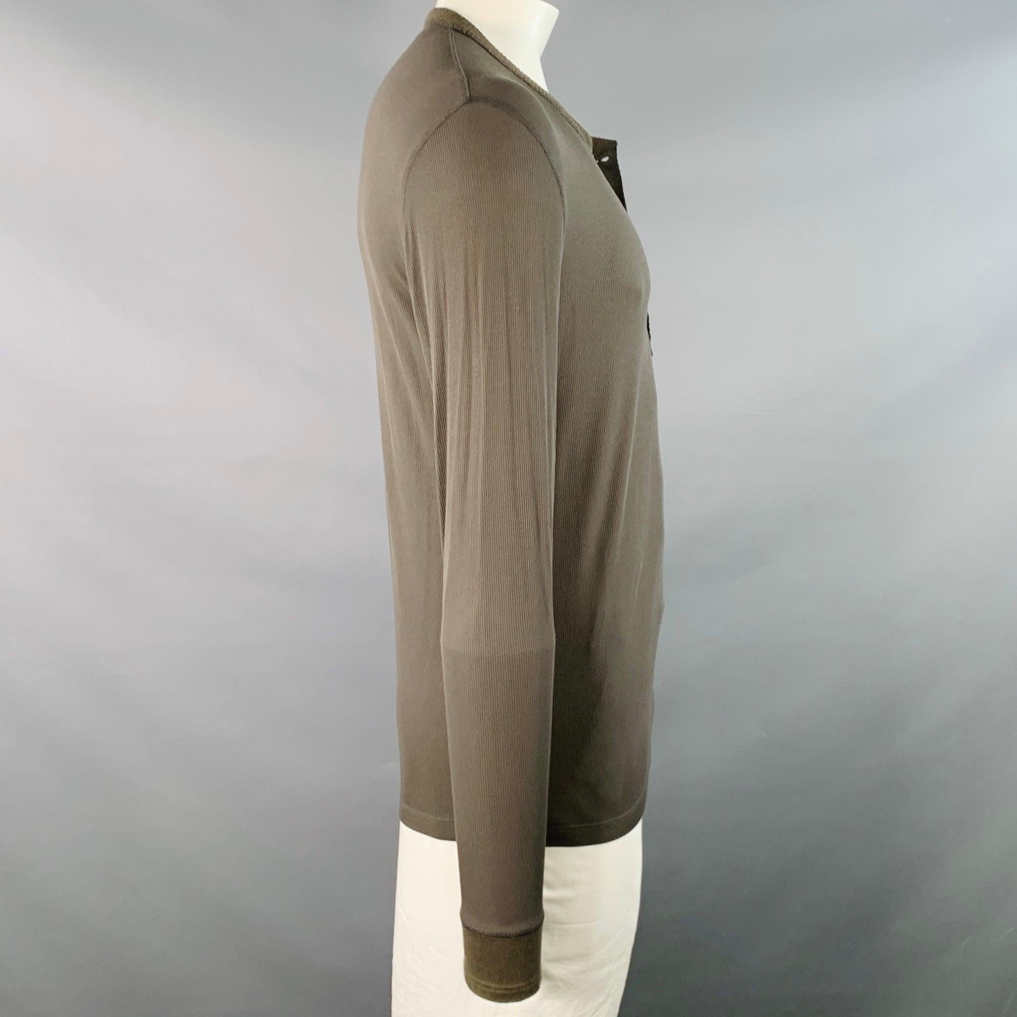 Pullover Tom Ford
in misto modal elasticizzato color verde oliva, con design a costine, maniche lunghe e stile henley con mezza abbottonatura. Made in Italy.Buone condizioni di usato. Moderati segni sotto le braccia, così com'è. 

Contrassegnato:  