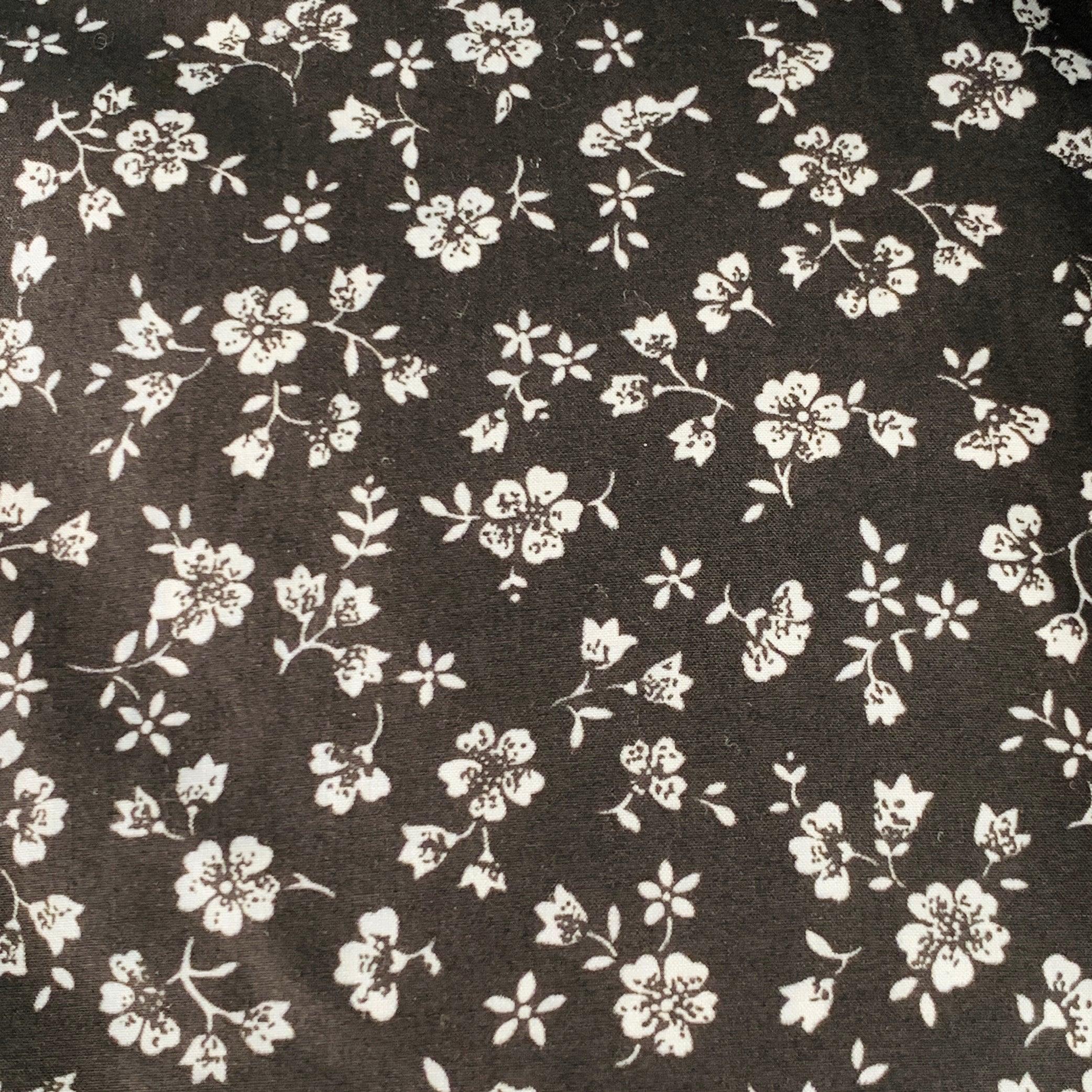 TOM FORD Langarmhemd aus schwarz-weißem Baumwollgewebe mit floralem Muster, spitzem Kragen und Knopfverschluss. Made in Switzerland. sehr guter gebrauchter Zustand. Kleiner Fleck unter dem linken Arm. 

Markiert:   Größe nicht markiert