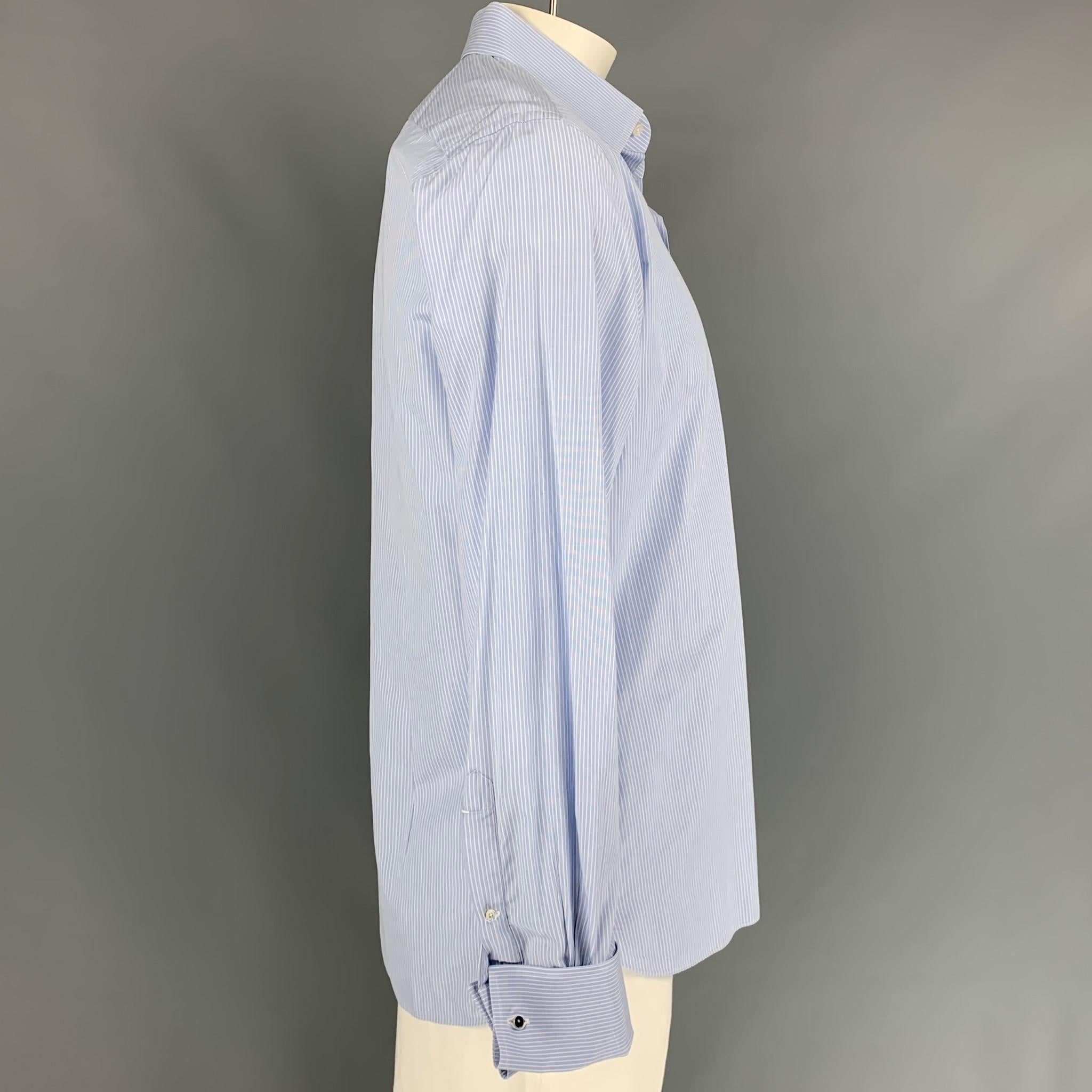 La chemise à manches longues TOM FORD en coton à rayures bleu clair et blanc présente des poignets français, un col étalé et une fermeture boutonnée. 

Très bon état d'origine.
Marqué : 44/17.5

Mesures :

Épaule : 18.5 cm
Poitrine : 46