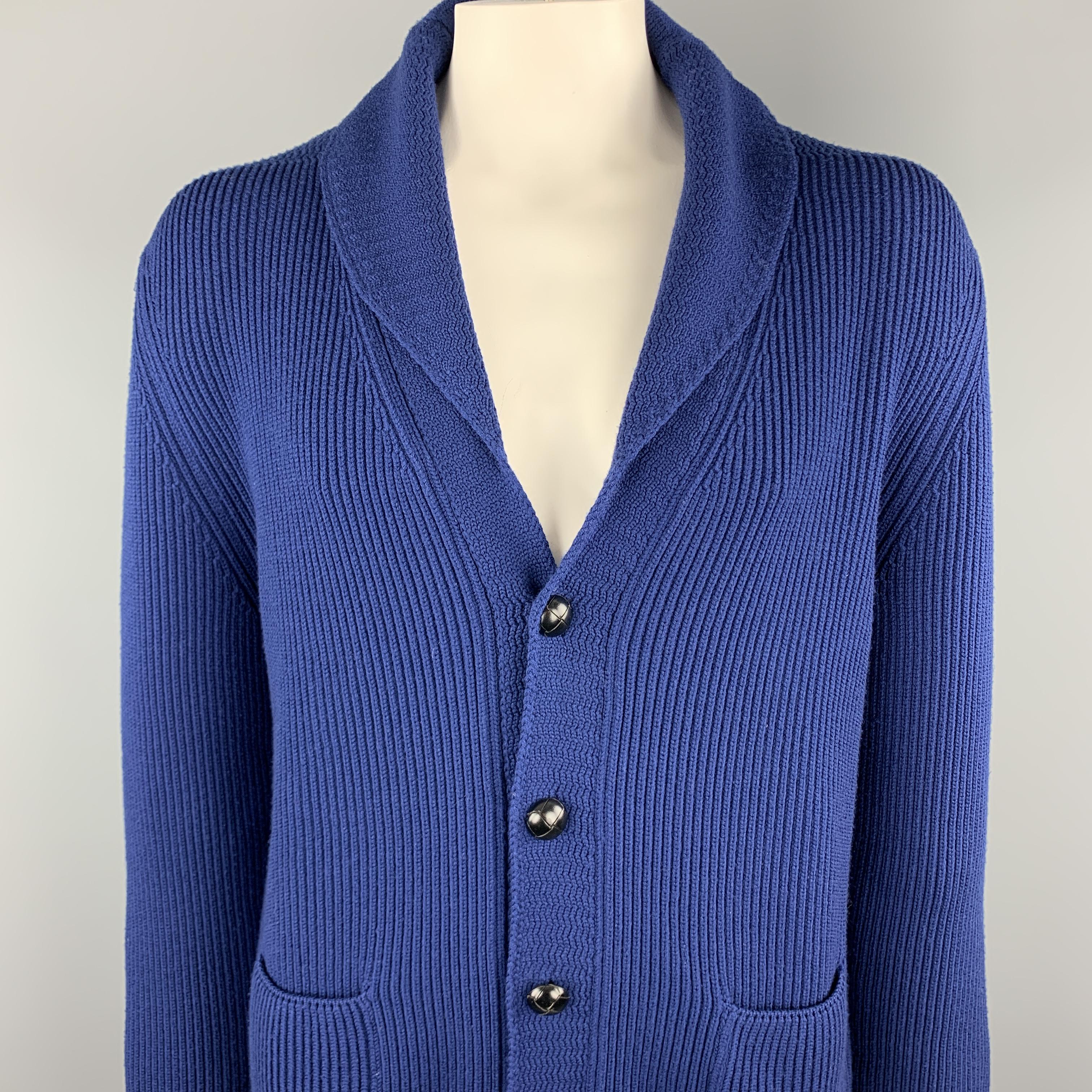 TOM FORD cardigan comes in a navy knitted merino wool featuring a shawl collar, patch pockets, and a buttoned closure. Made in Italy. 

Excellent Pre-Owned Condition.
Marked: IT 56

Measurements:

Shoulder: 22 in.
Chest: 48 in. 
Sleeve: 33.5 in.