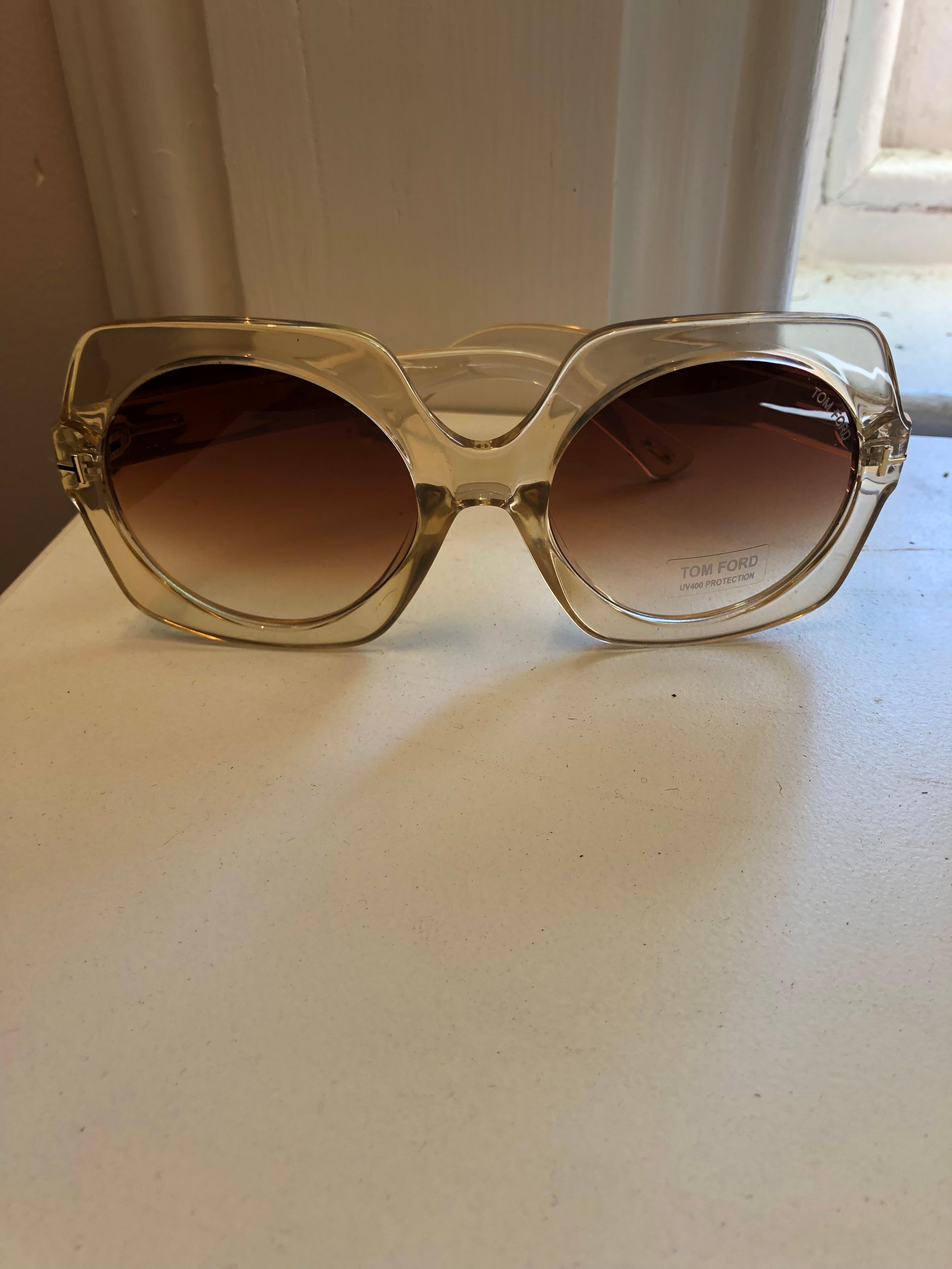 Tom Ford Sofia Sunglasses FT 0535 in Pale Gold Tone Never Worn w/Case and Box In New Condition In Port Hope, ON
