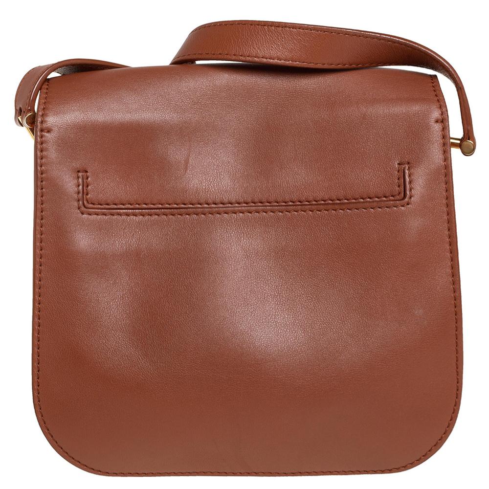 Designed to last, this fabulous crossbody bag from Tom Ford can elevate the look of your outfits. Crafted from quality leather, it comes in a tan shade. It has a front flap that flaunts a 'T' logo and opens to an Alcantara interior. It has an