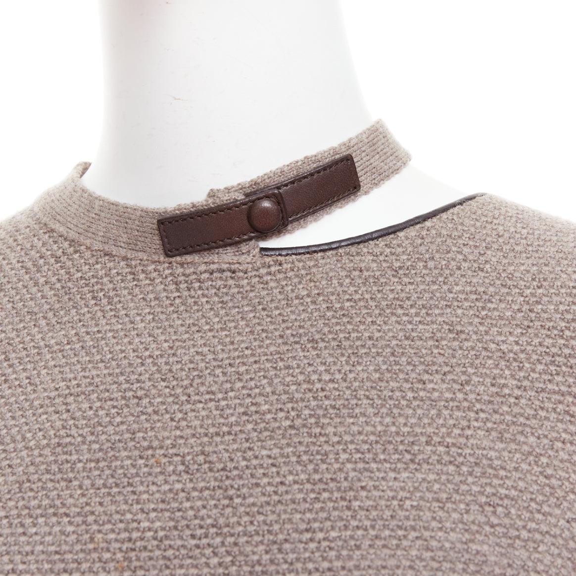 TOM FORD taupe fleece wool blend cut out leather collar sweater S
Reference: GEGG/A00047
Brand: Tom Ford
Material: Wool, Blend, Leather
Color: Taupe, Brown
Pattern: Solid
Closure: Snap Buttons
Extra Details: Lambskin leather trim collar detail.
Made
